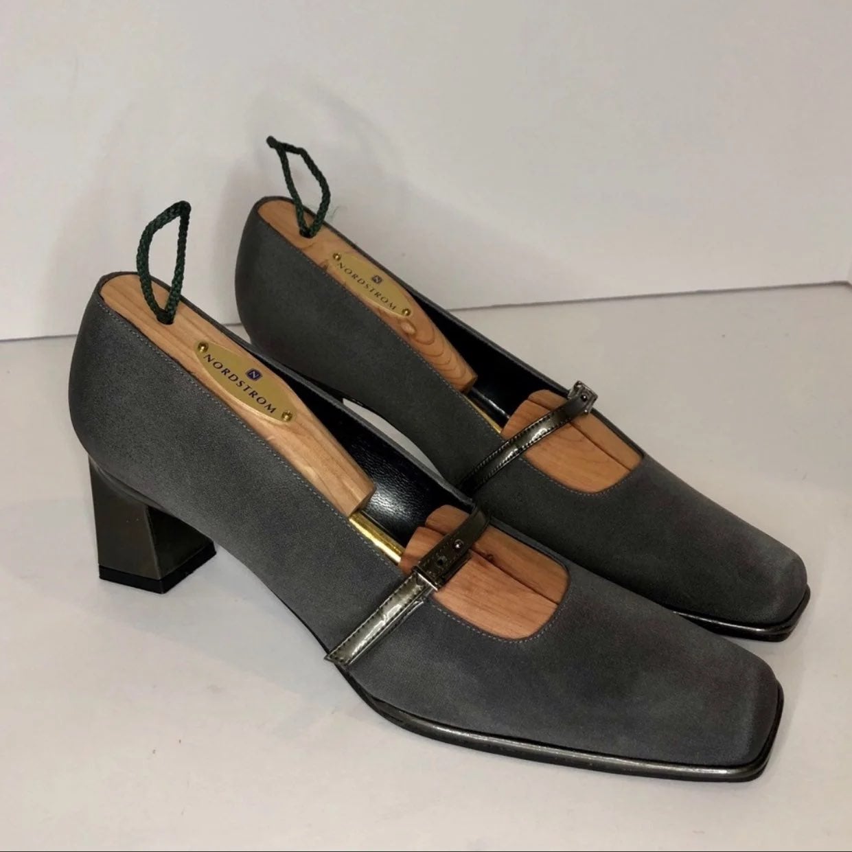 Stuart Weitzman NWOT Gray Business Heel