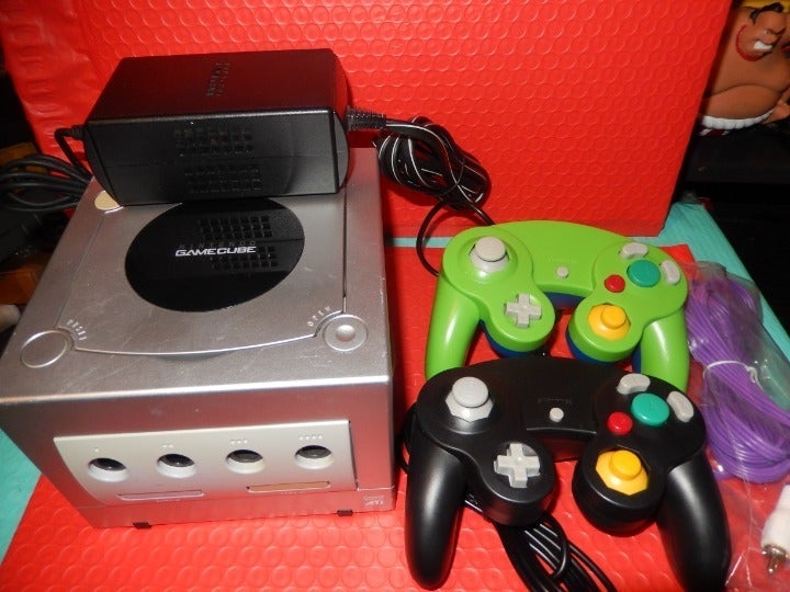 NINTENDO GAMECUBE CONSOLE COMPLETE WITH 2 BRAND NEW CONTROLLERS WORKS GREAT