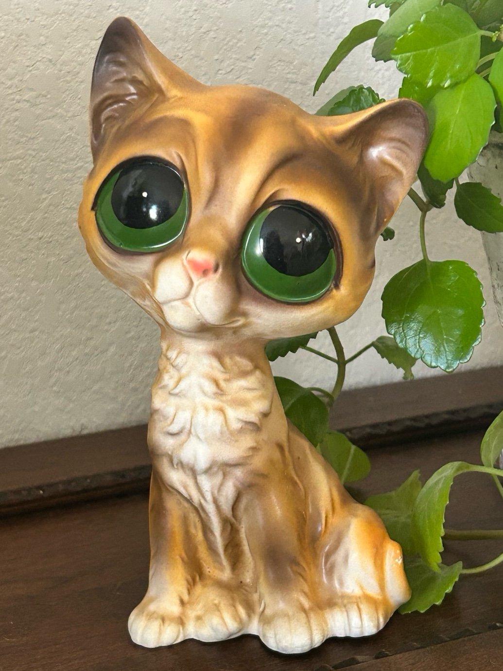 Vintage Enesco Big Eyed brown Cat, Kitsch from 1970's