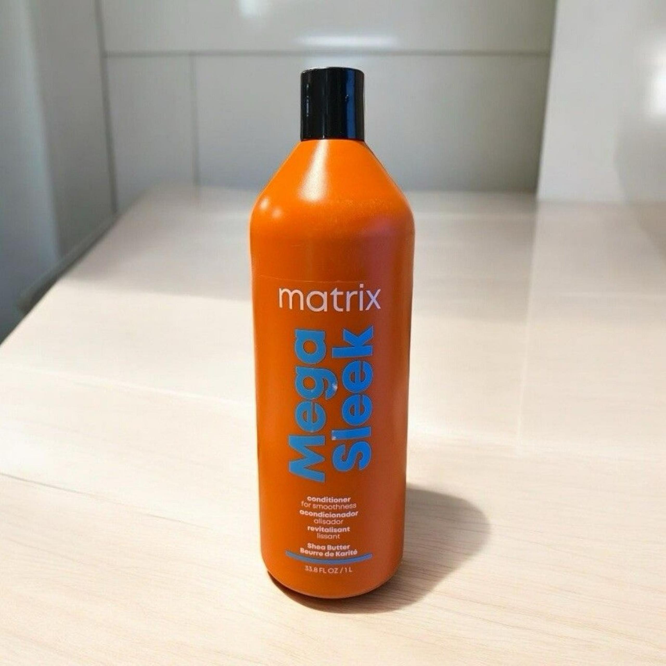 Matrix Mega Sleek Conditioner  (33.8 oz)