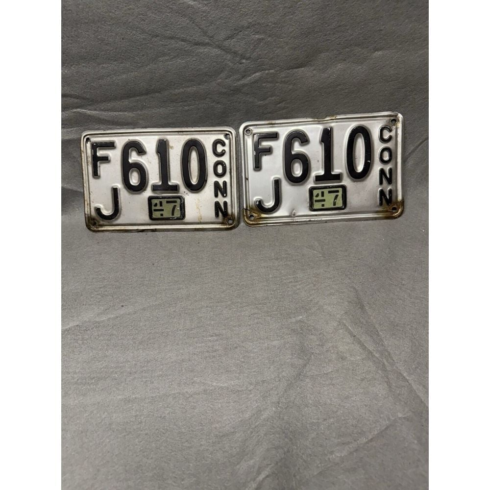 VINTAGE 1947 CONNECTICUT LICENSE PLATES / TAGS MATCHING PAIR
