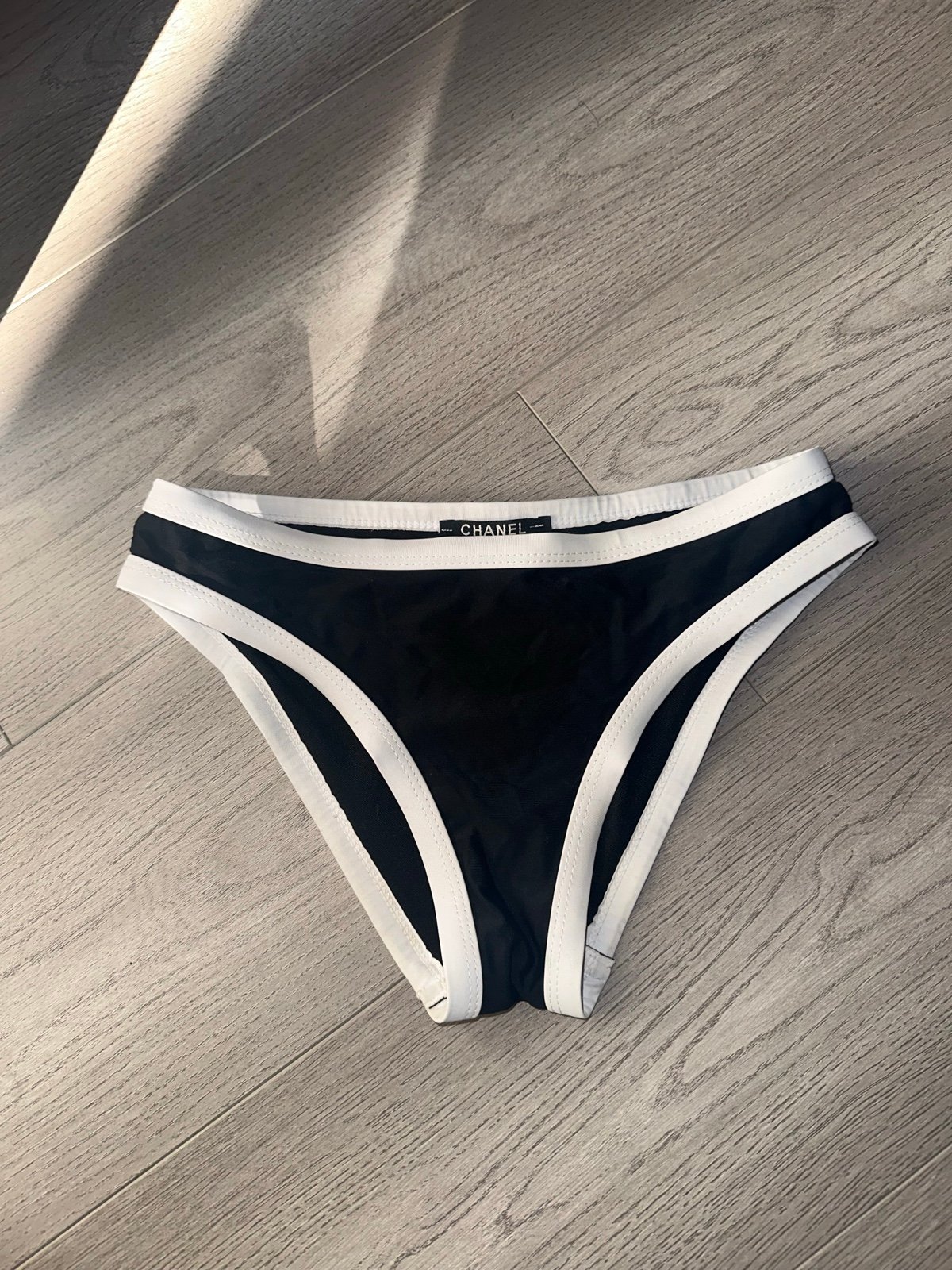 Bikini bottom shorts in black and white trim