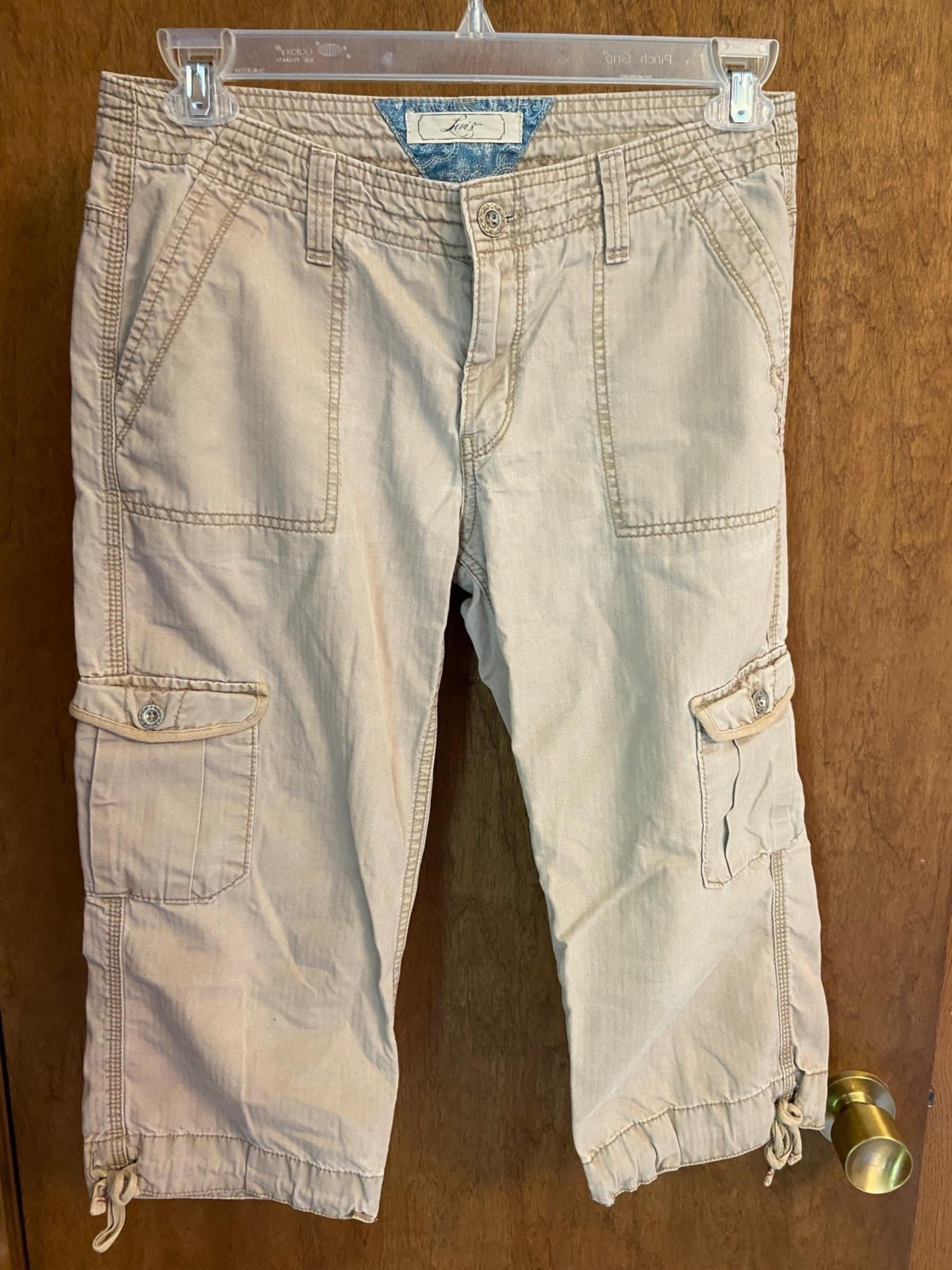 Levi’s womens cropped cargo pants