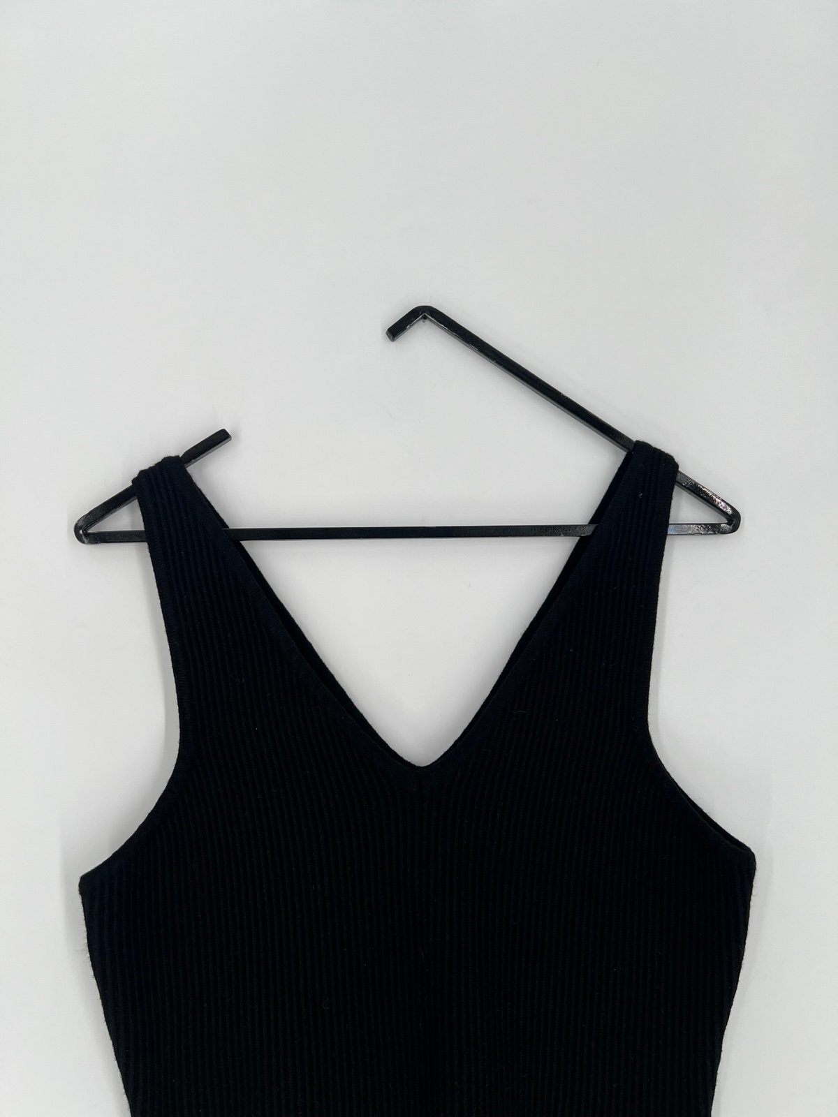 House Of Harlow Revolve Sculpt Ribbed Knit V-Neck Crop Top Tank In Black