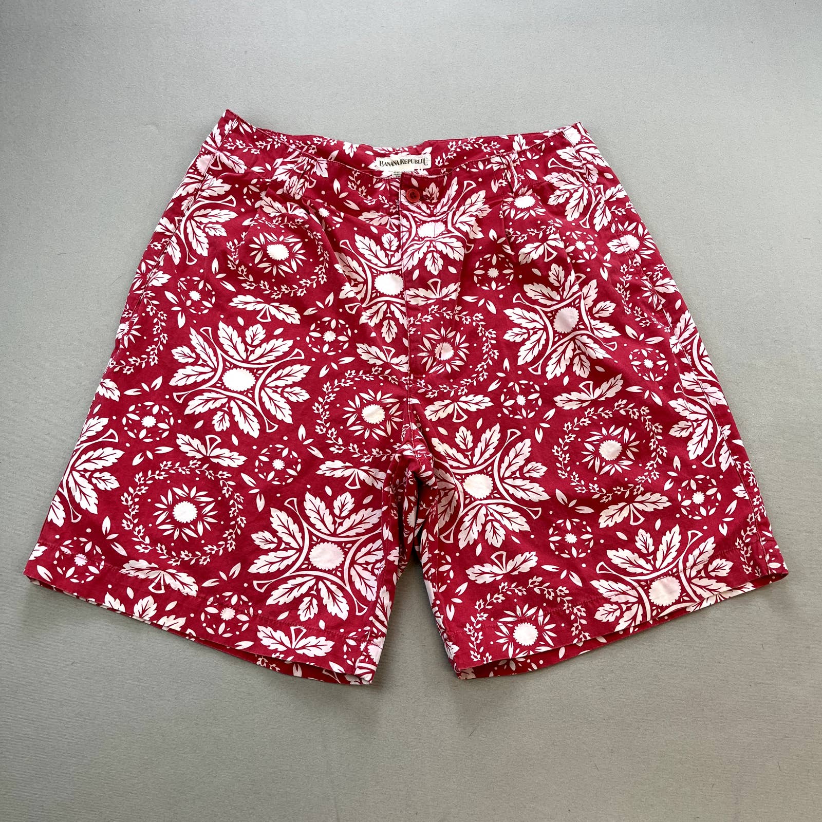 Vintage Banana Republic Shorts Mens 34 Red White Chino Floral Beach Hawaii 80s