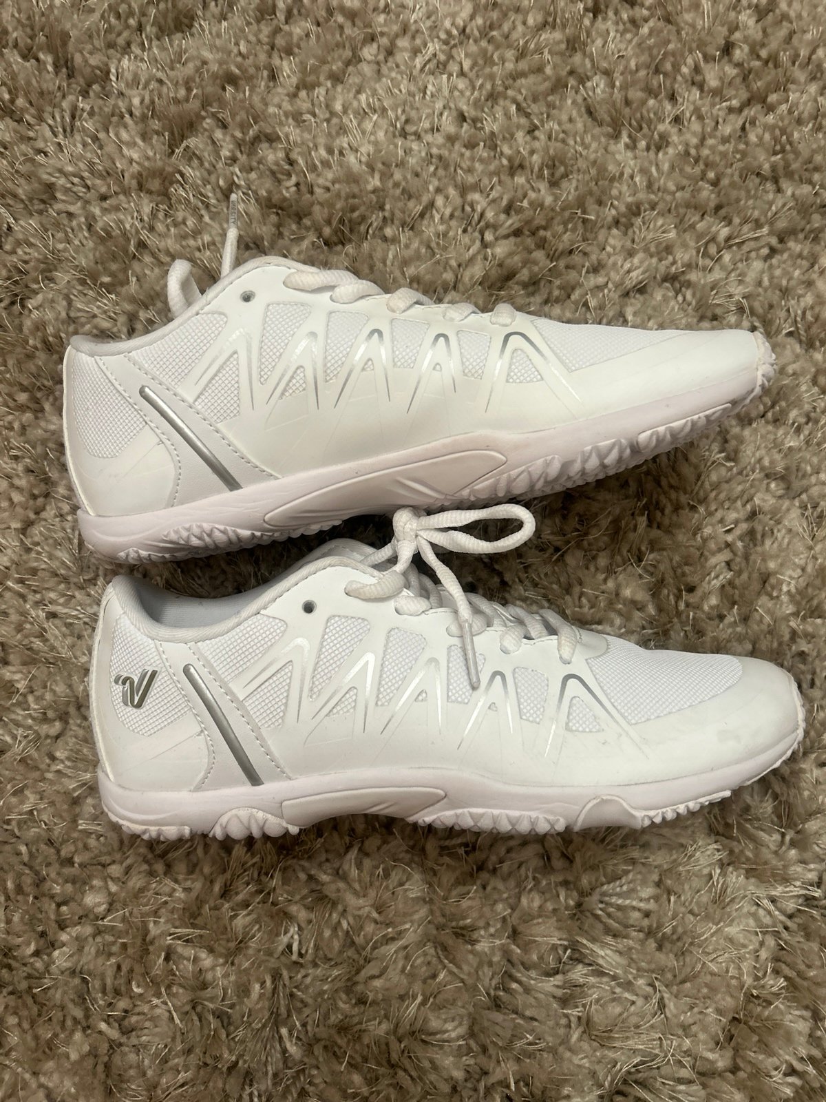 Like new white varsity edge cheerleading shoes size 7