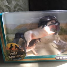 Breyer 750101 Horse Cougar and Dogs in B