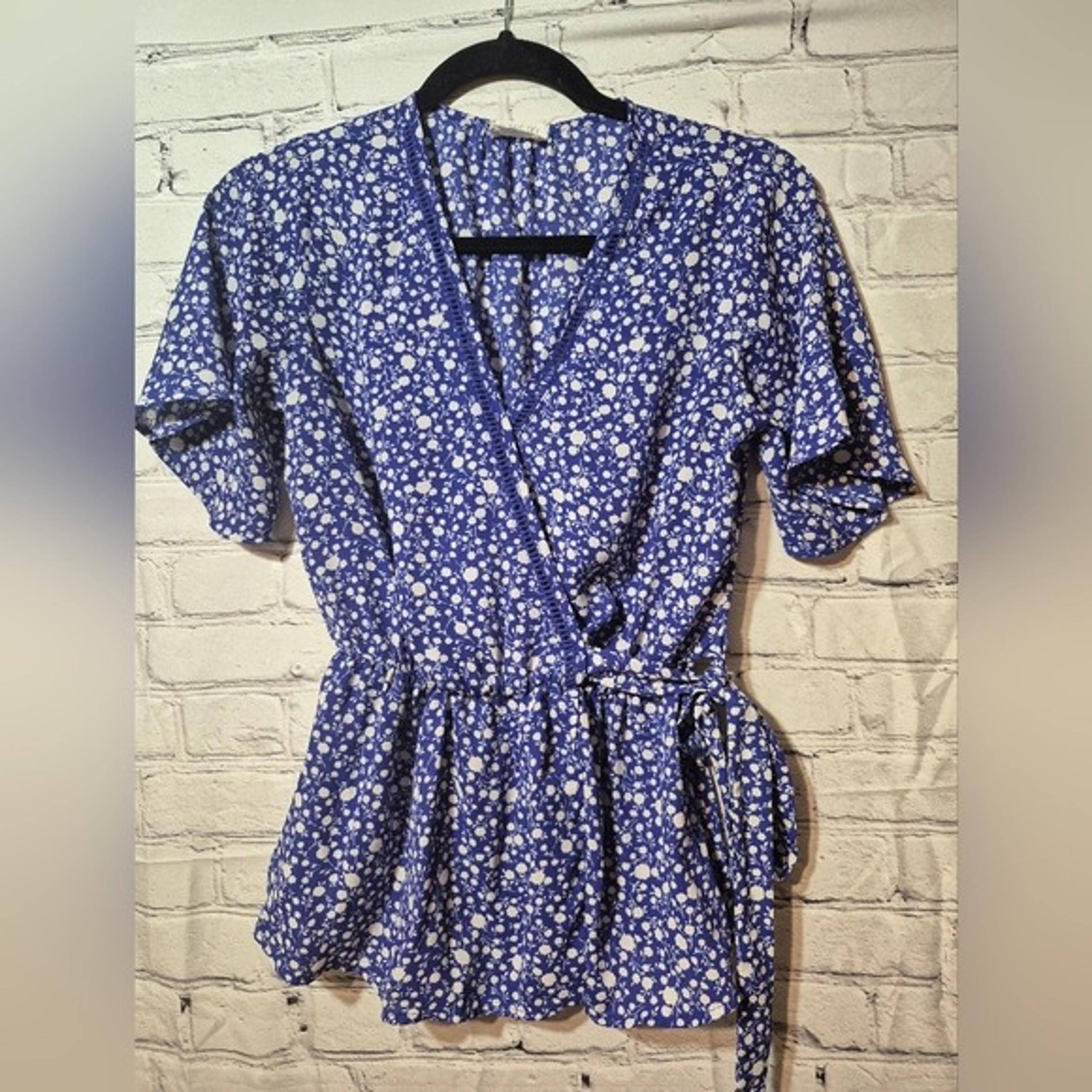 Floral Wrap Top - Blue and White SIENNA Sky Deep V- Neck Tie Side Size XS  001