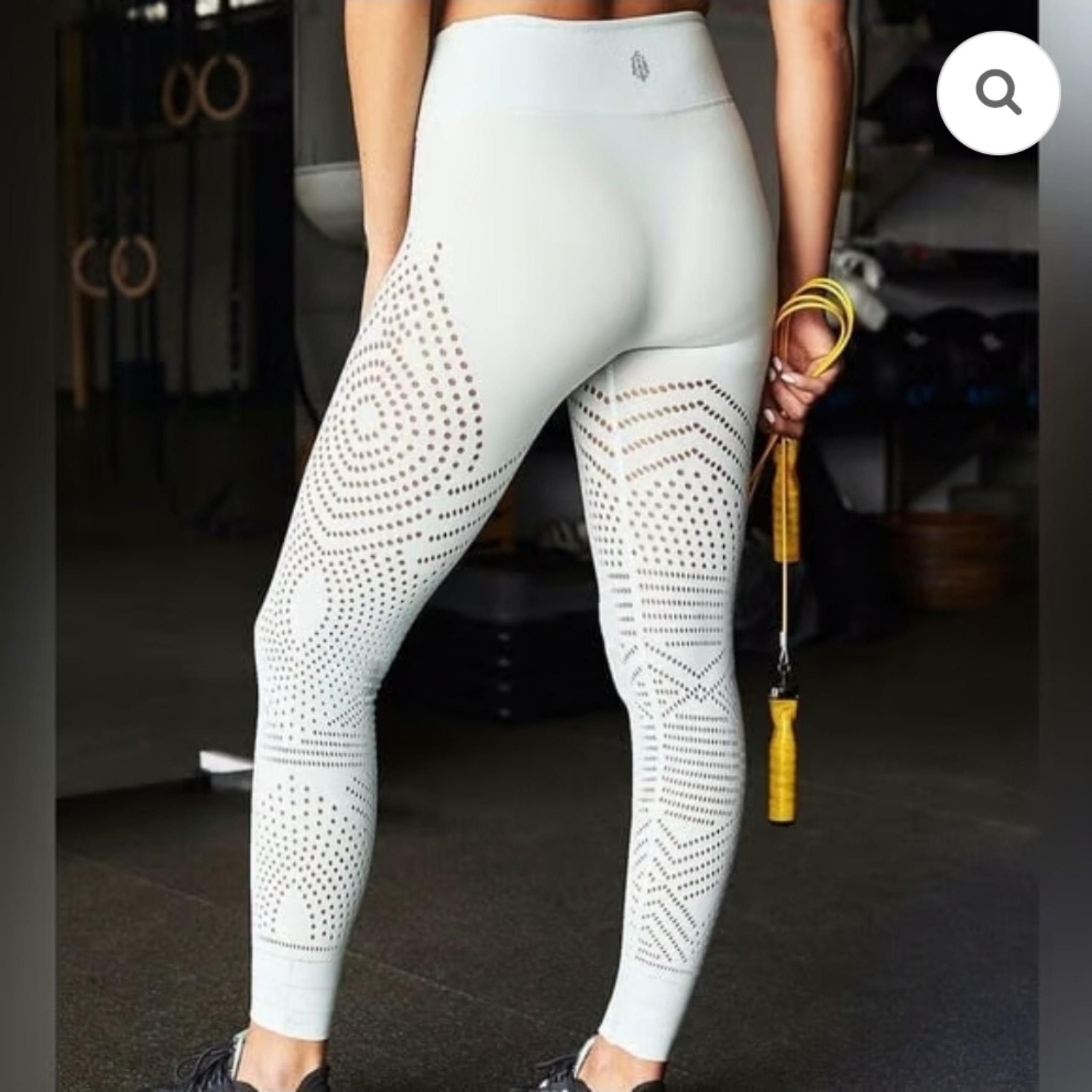 EUC Women's Free People Movement Leggings Size Medium Cut Out