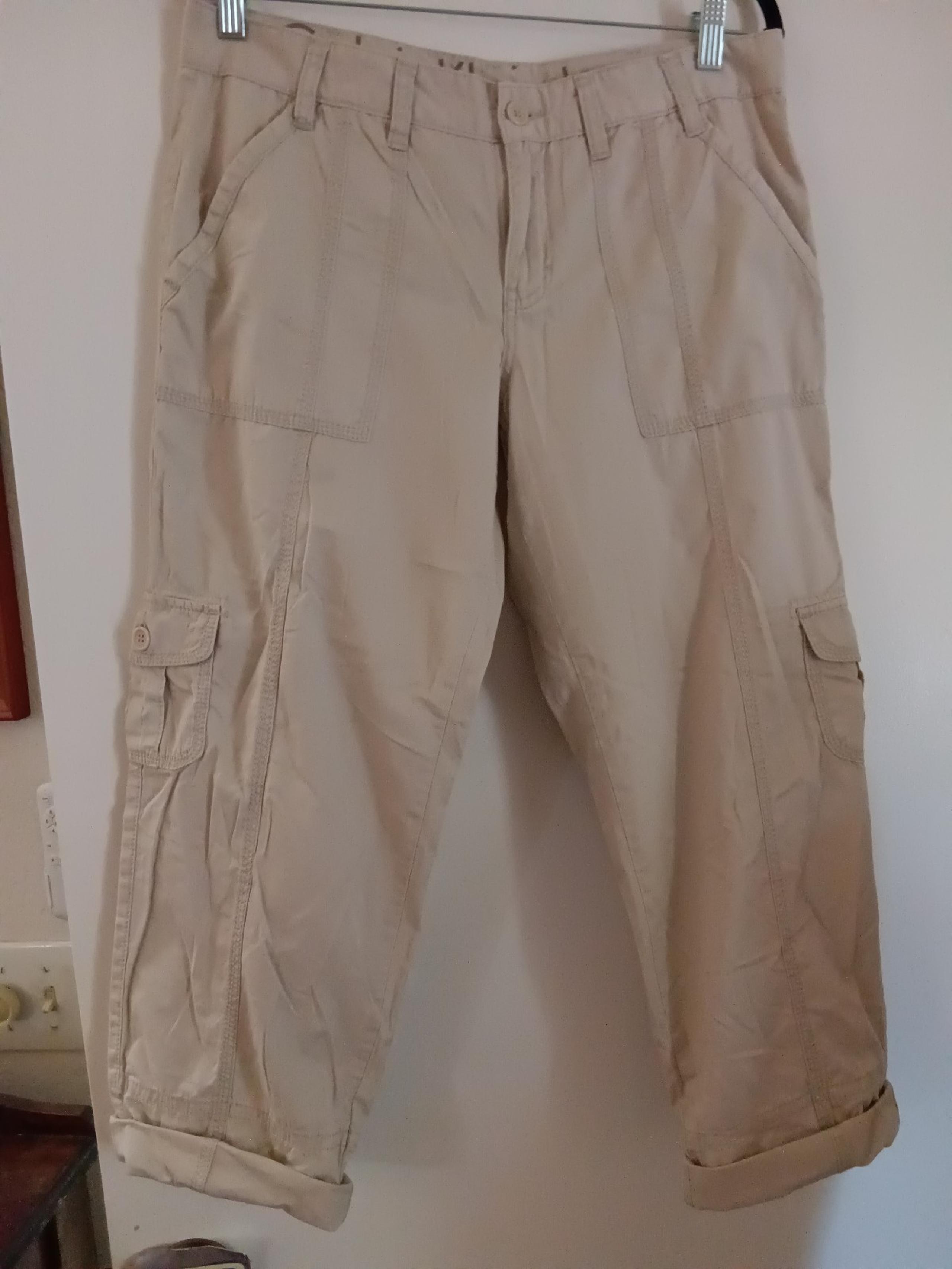 Calvin Klein beige cargo Capri women's size 10 with 6 pockets zip front
