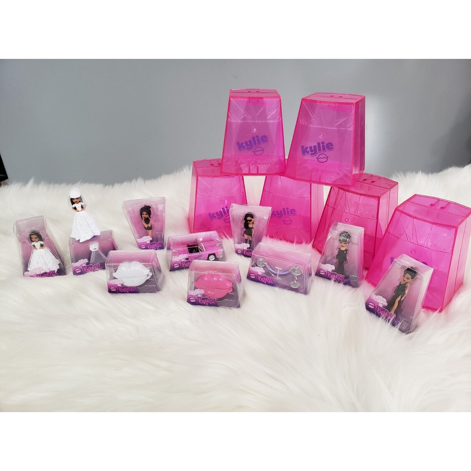 Mini Bratz X Kylie Collectible Figures Lot Of 10 + 6 cases phone car doll