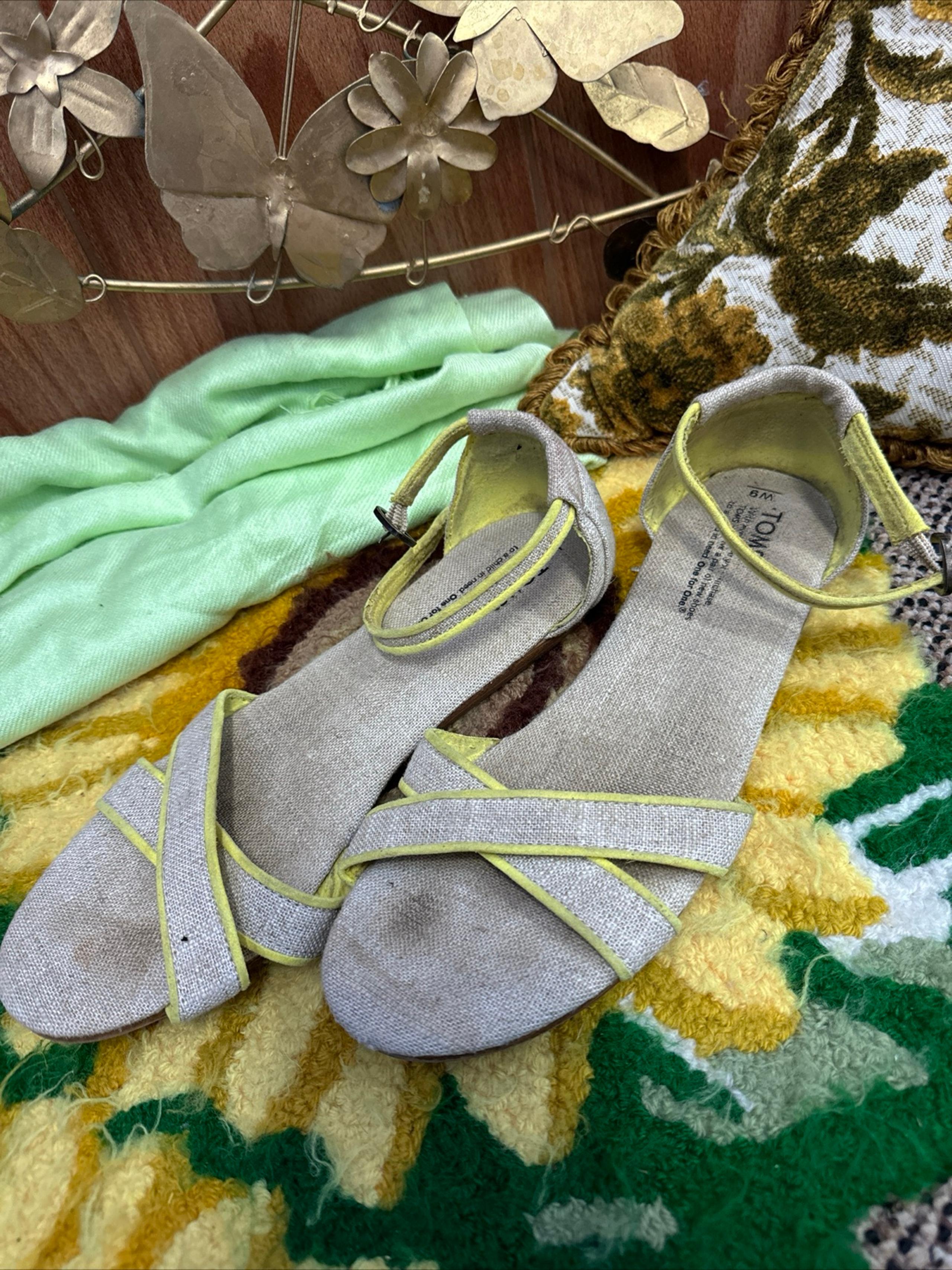 TOMS Canvas Tan Yellow Sandals Criss Cross Toe Ankle Strap W9 9W Spring Summer