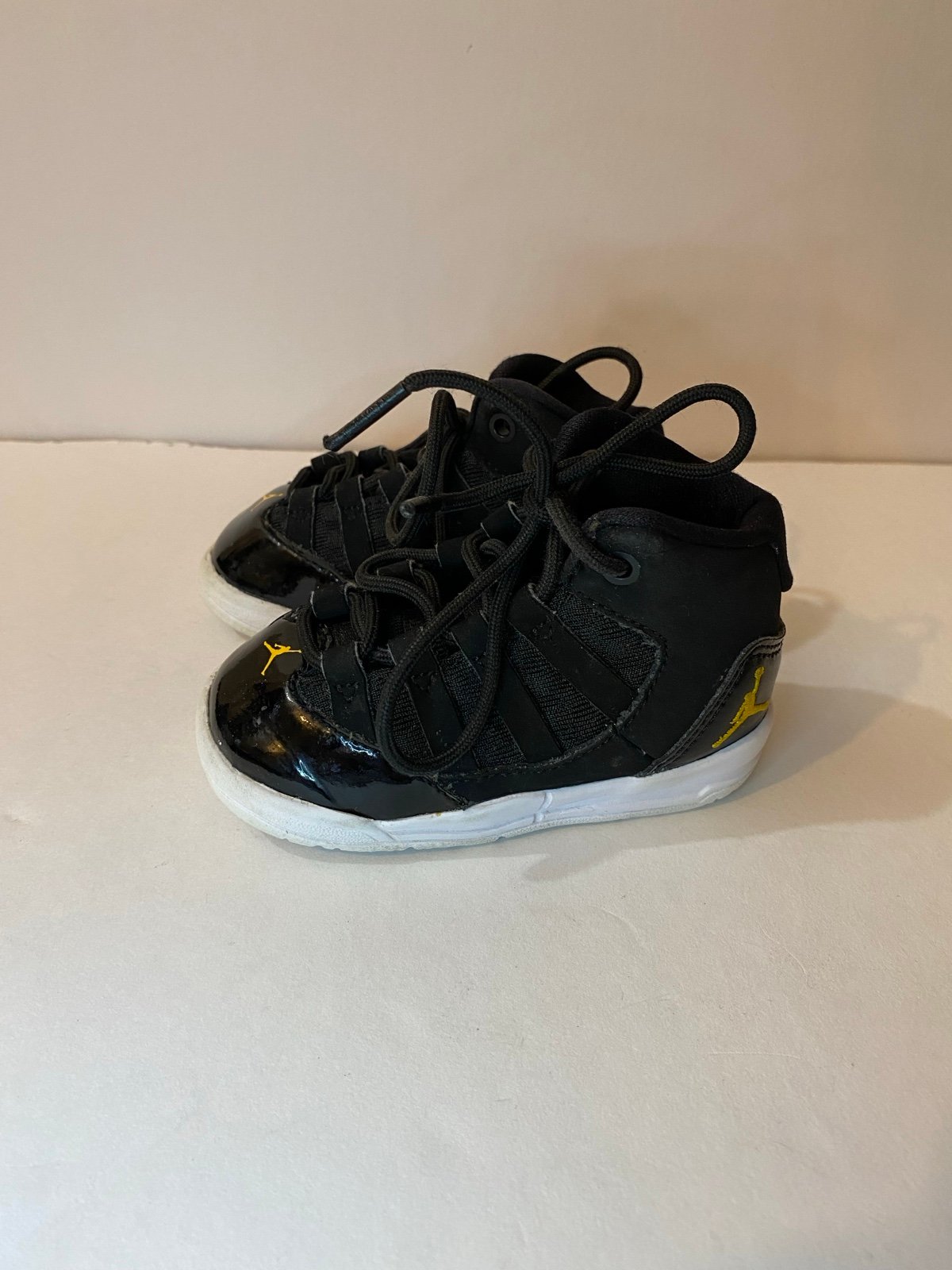 Nike Jordan Max Aura Black & Gold. Toddler Sise 4C