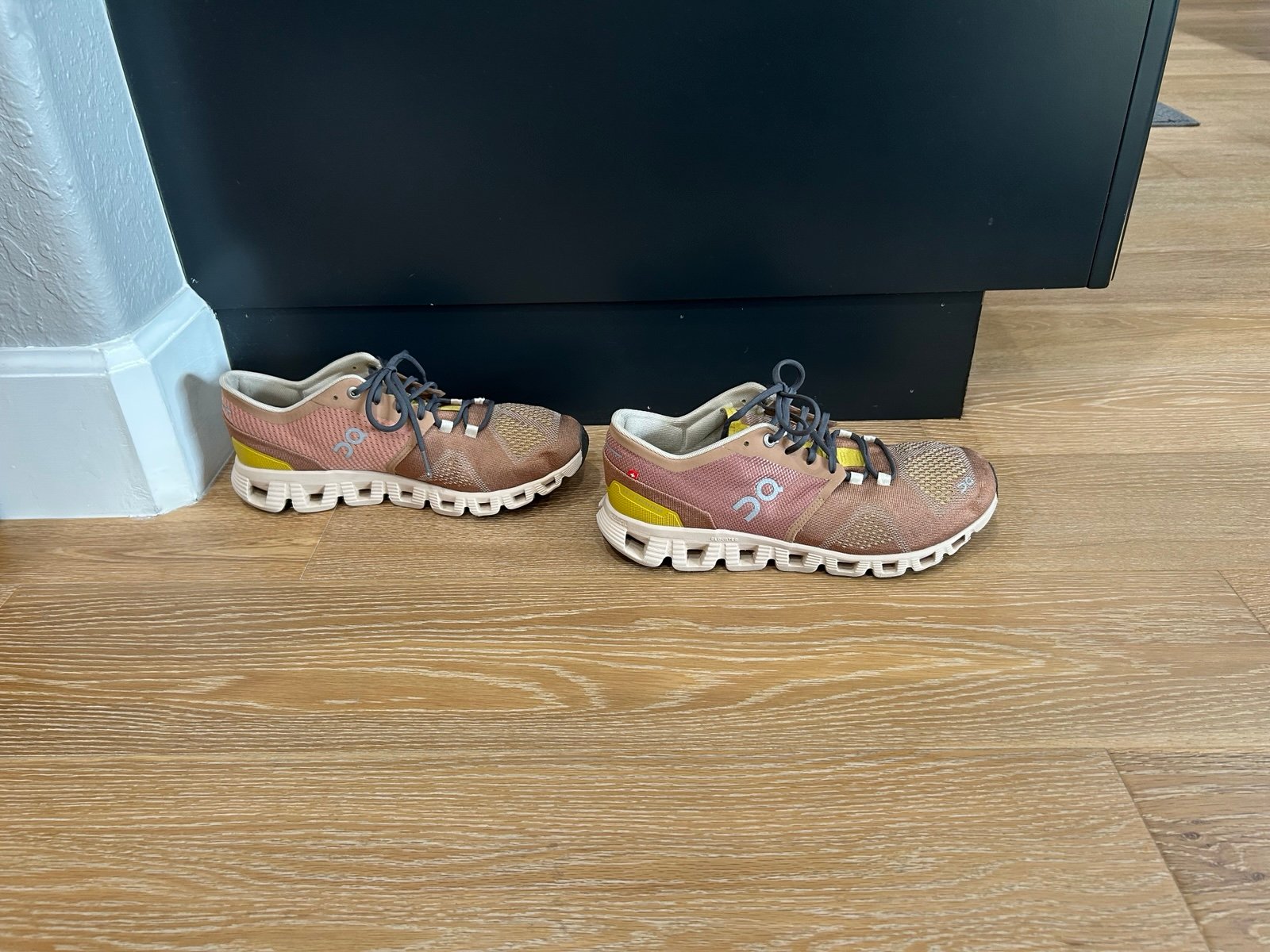 On CloudX women’s size 9
