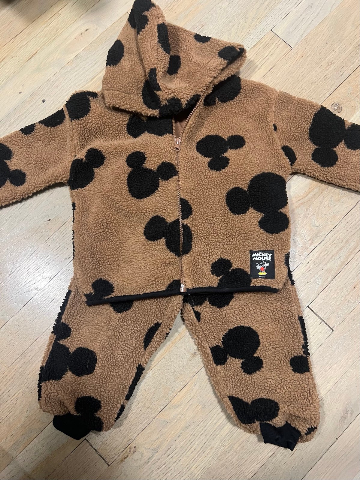 ZARA Mickey Mouse sherpa set. Size 2-3