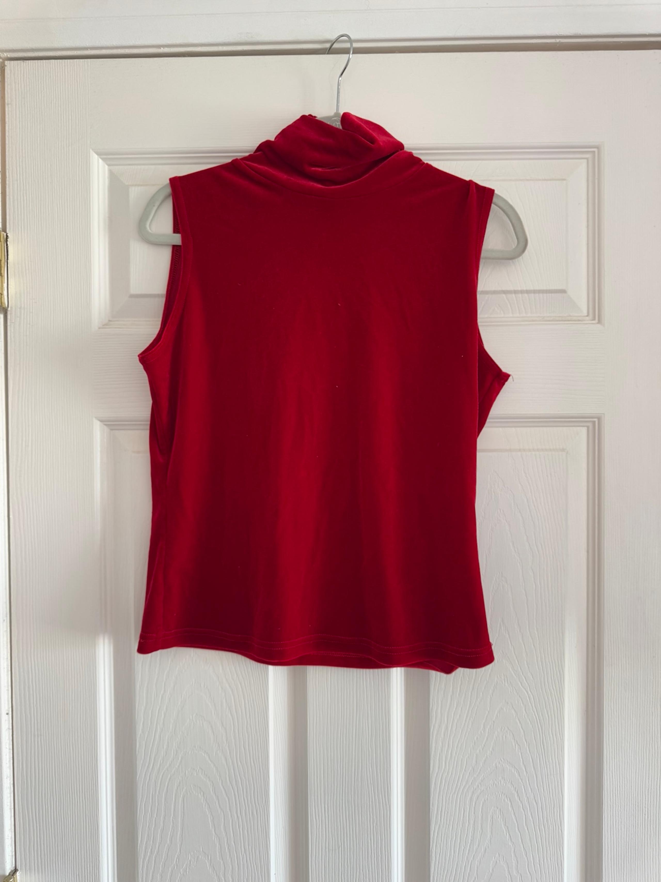 Sleeveless turtleneck