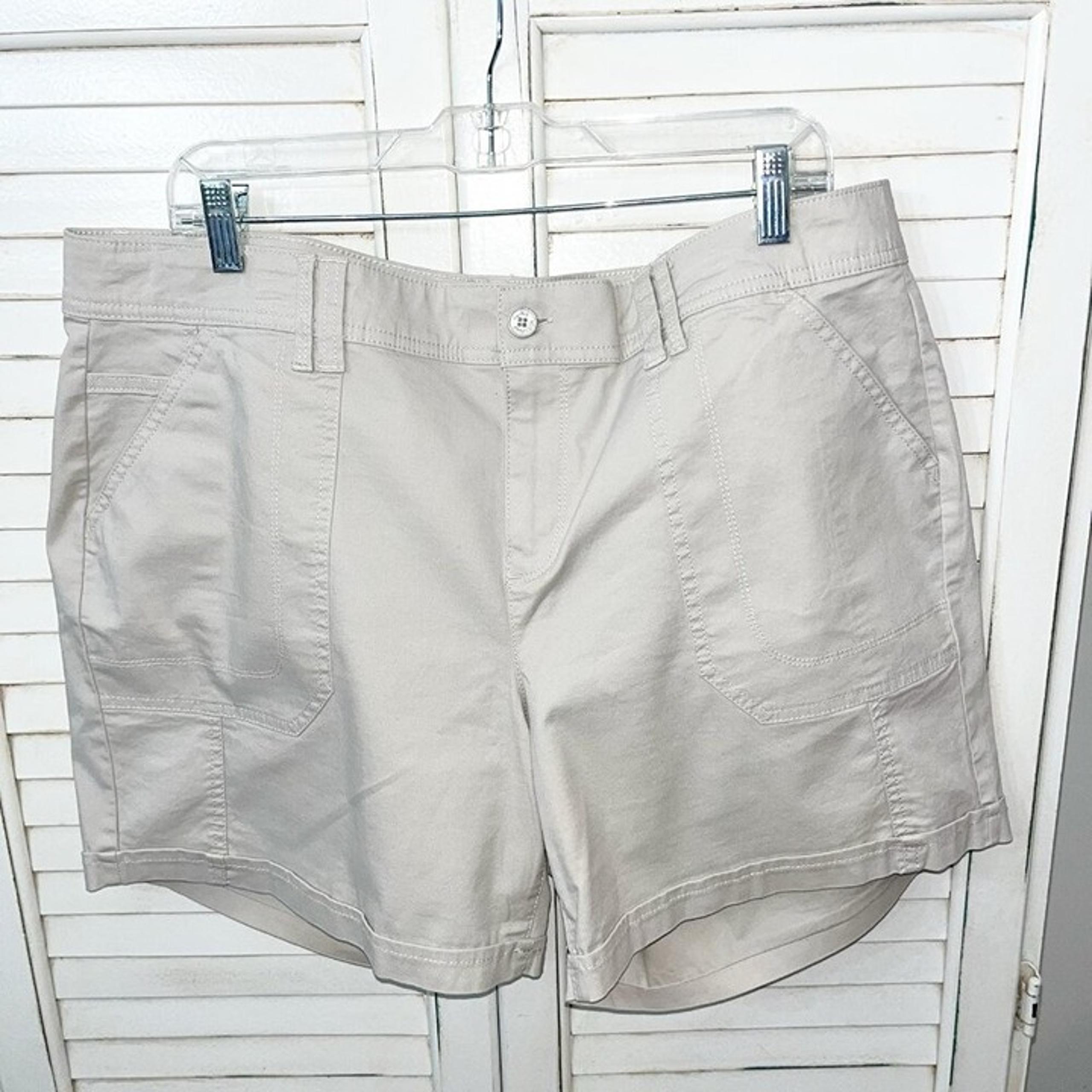 Gloria Vanderbilt Shorts Womens All Around Slimming Effect Bermuda Cuffed 16