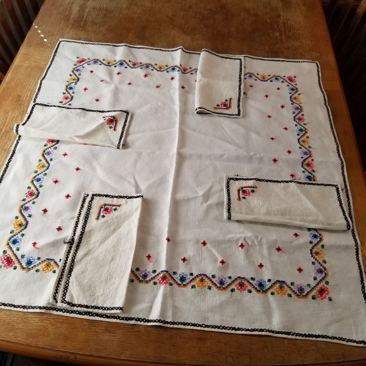White Black Cross Stitch Square Tablecloth Linen Cloth Napkins 30 x 30 Floral