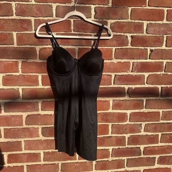NWT66 SPANX red hot Women's Shapewear Cupped Bodysuit shorts Large