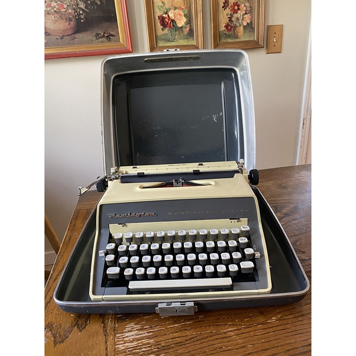 Remington Quiet-Riter Eleven Vintage Portable Manual Typewriter W/ Case