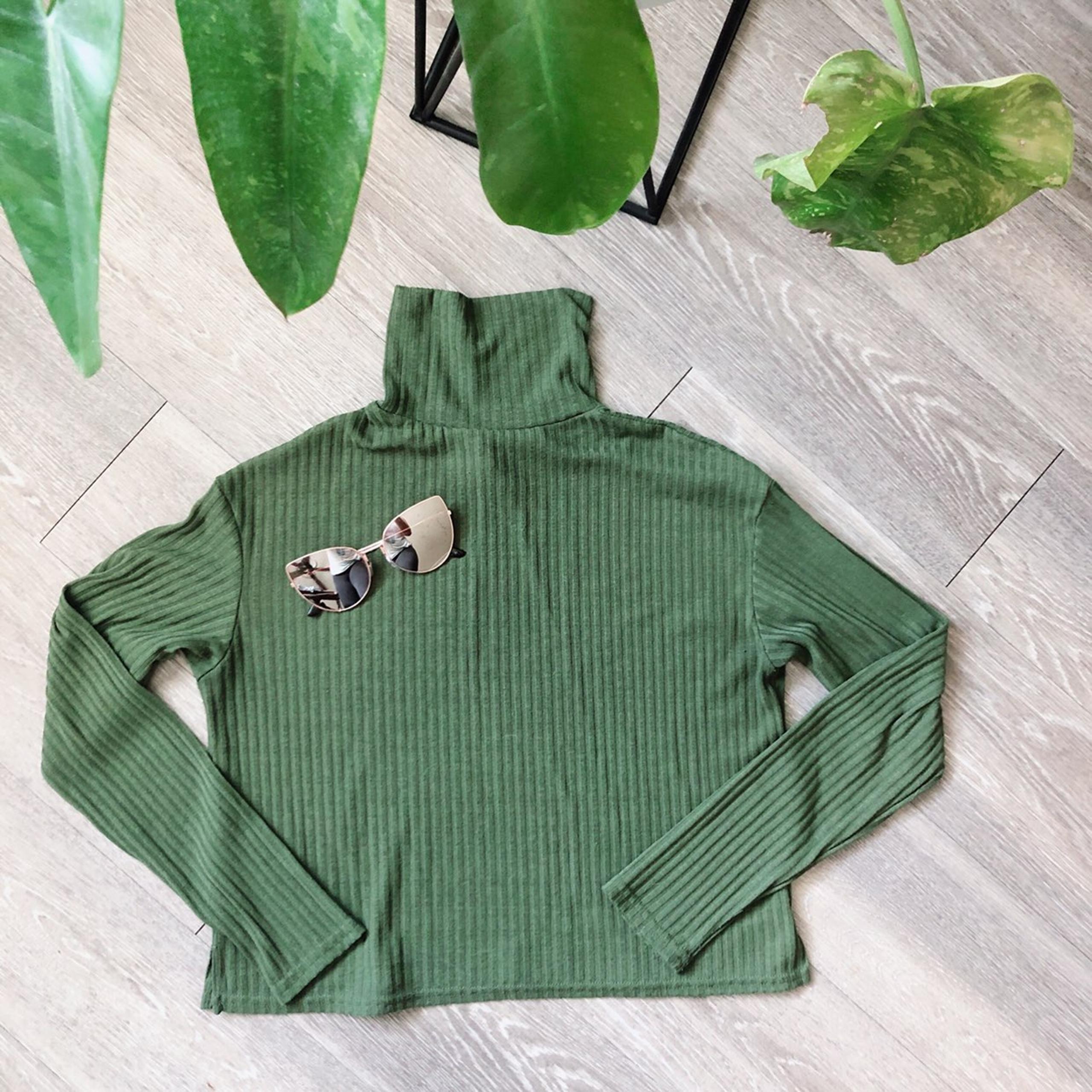 H&M Green cropped turtle neck