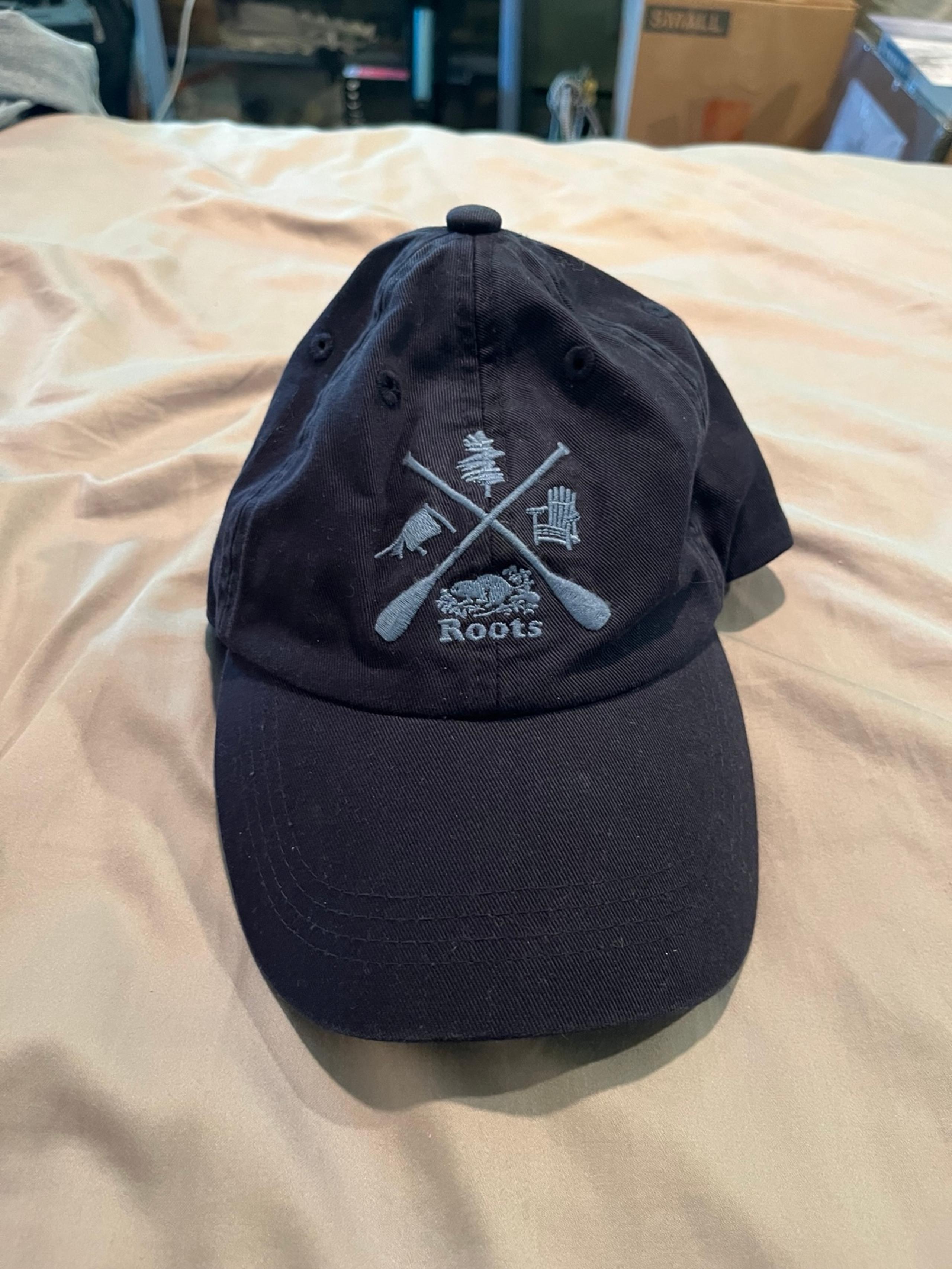 Men’s Roots logo baseball hat - unisex (OS)