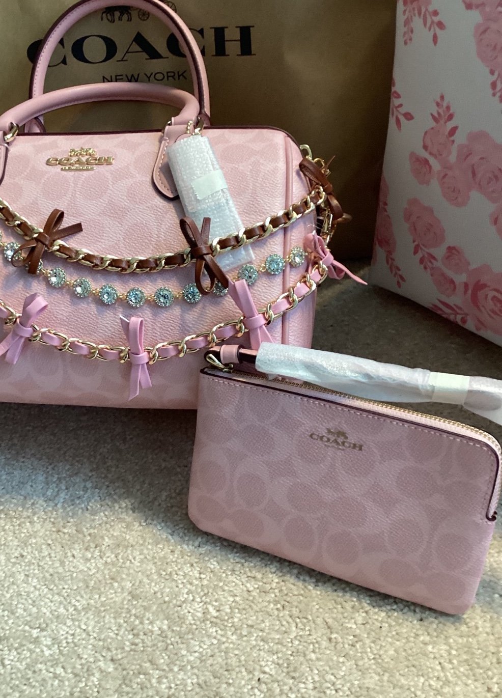 ❤️❤️Coach Corner Zip Wristlet In Signature Canvas in Powder pink