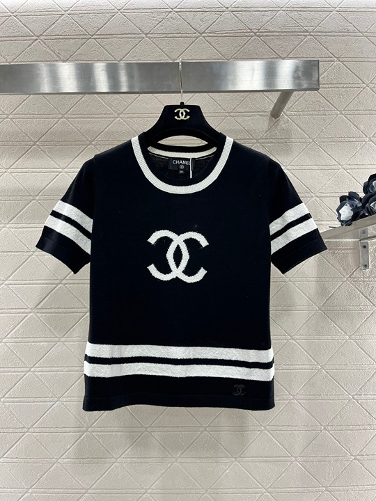 Black sweater size L