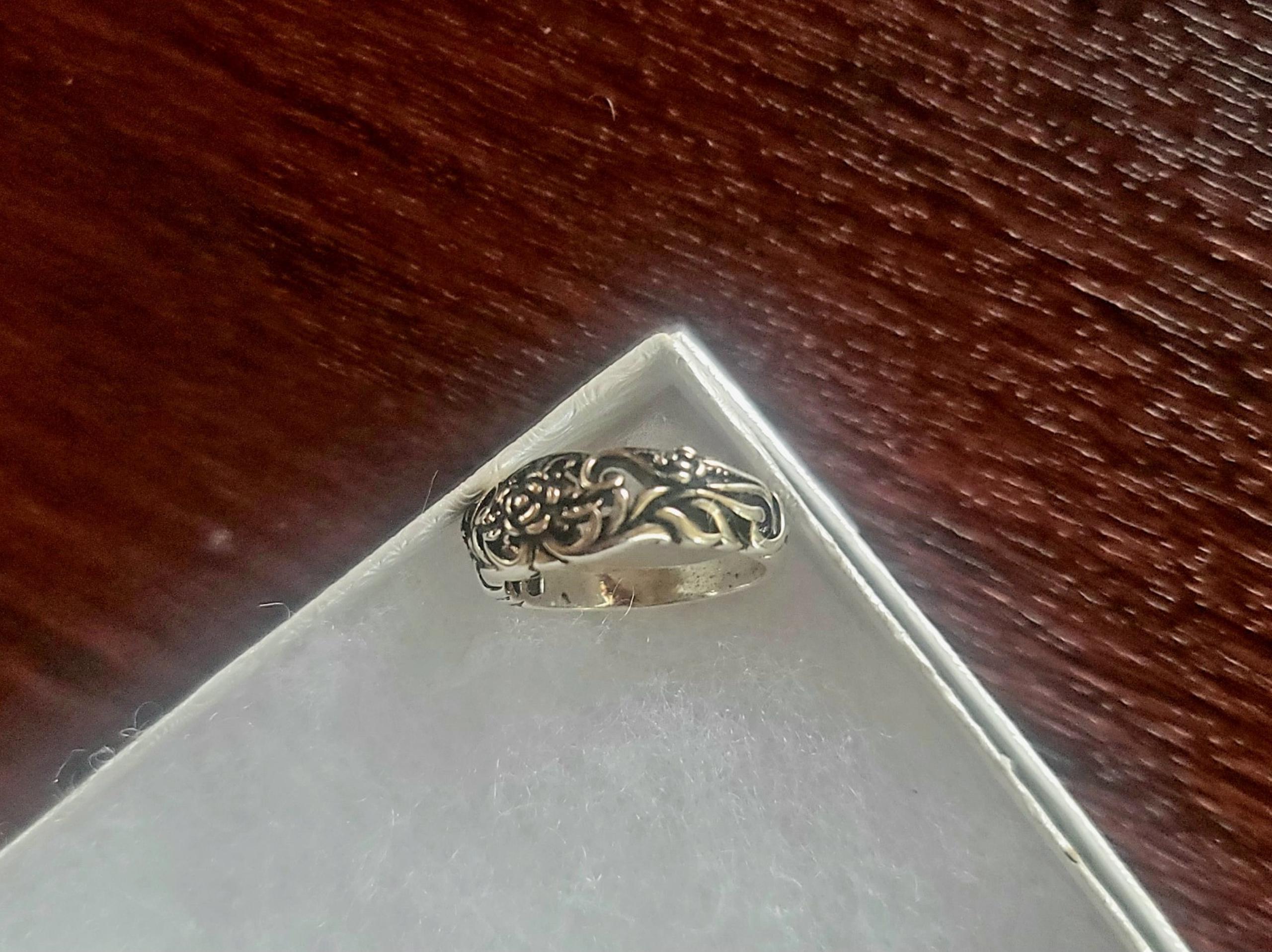 NEW LADIES SIZE 5 STAINLESS STEEL SILVER INTRICATE  SCROLL DESIGN ACCENT RING