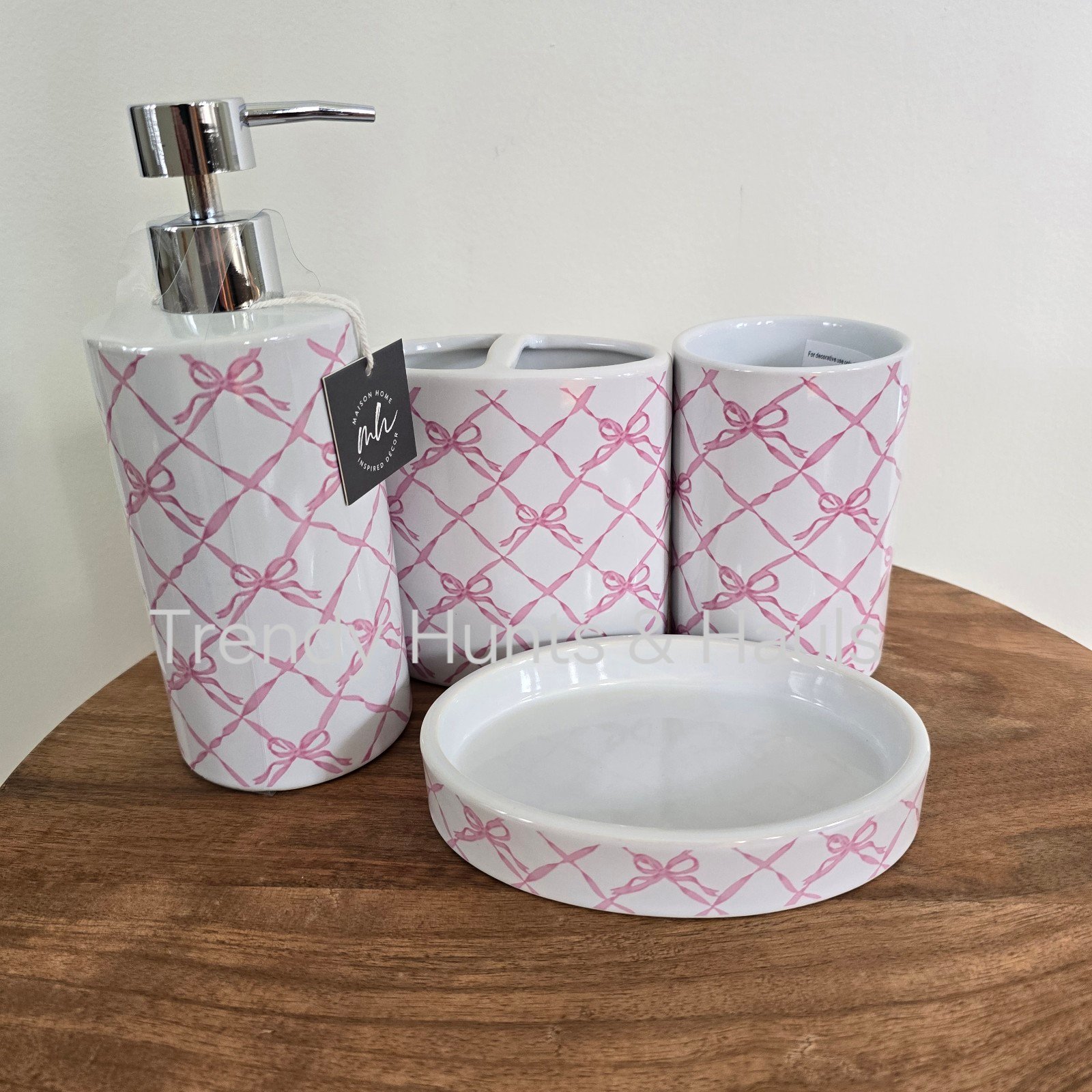 Pink bow bathroom accessory set