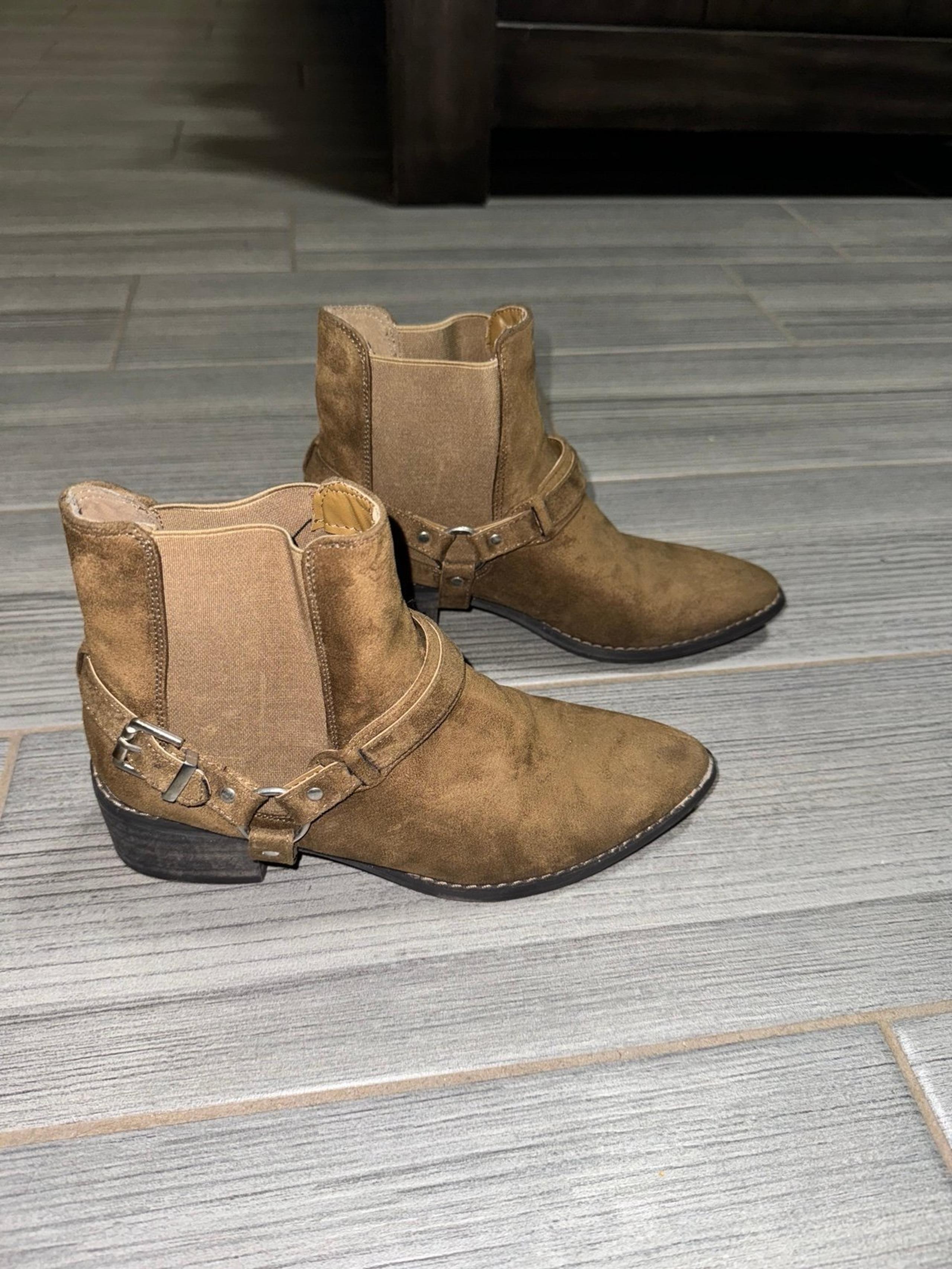 Forever 21 suede ankle Chelsea western boots size 6