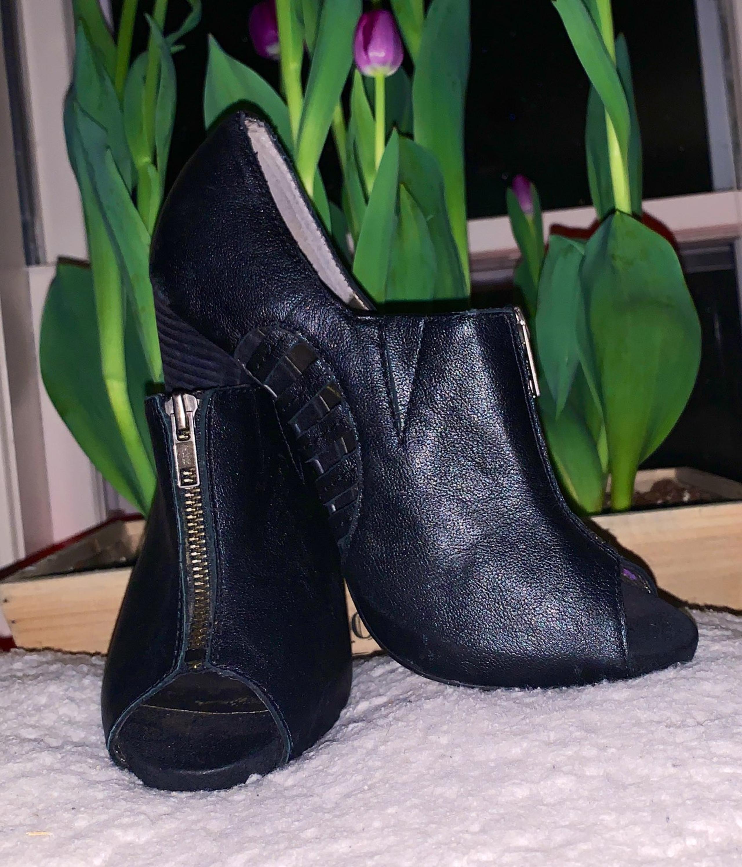 Women's black leather pump heels