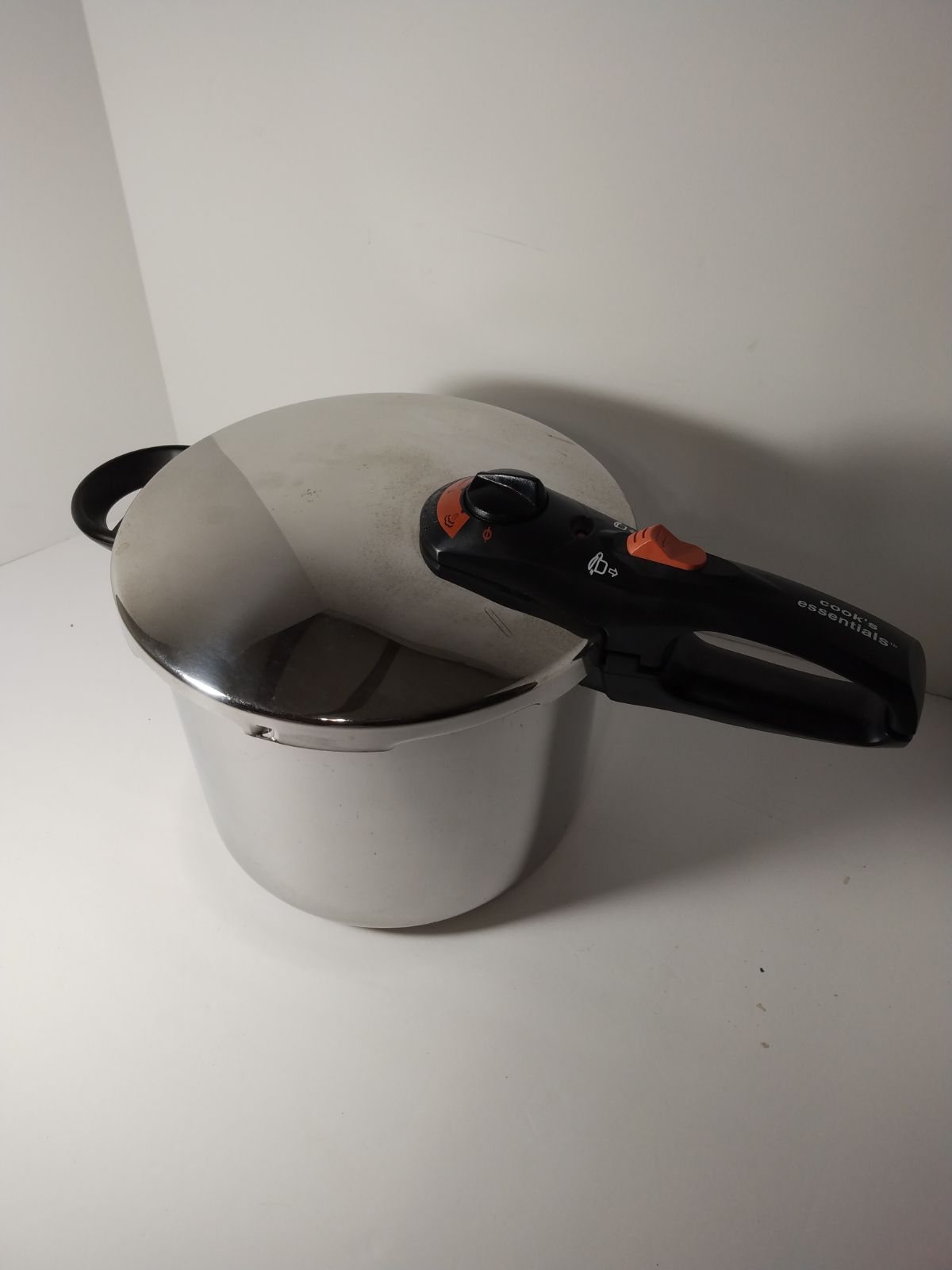 Cooks Essentials 7L stove top pressure cooker pot