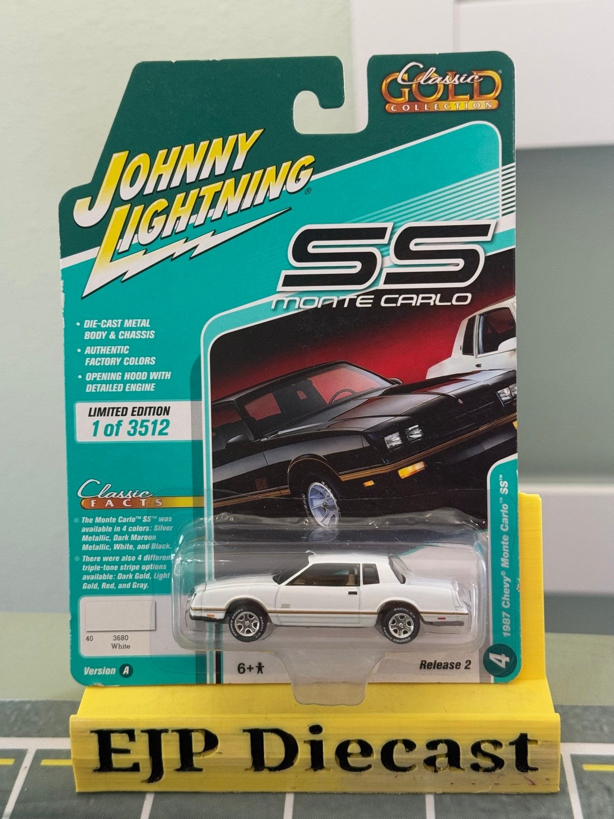 2020 Johnny Lightning Classic Gold Collection 1987 Chevy Monte Carlo SS w/Protec
