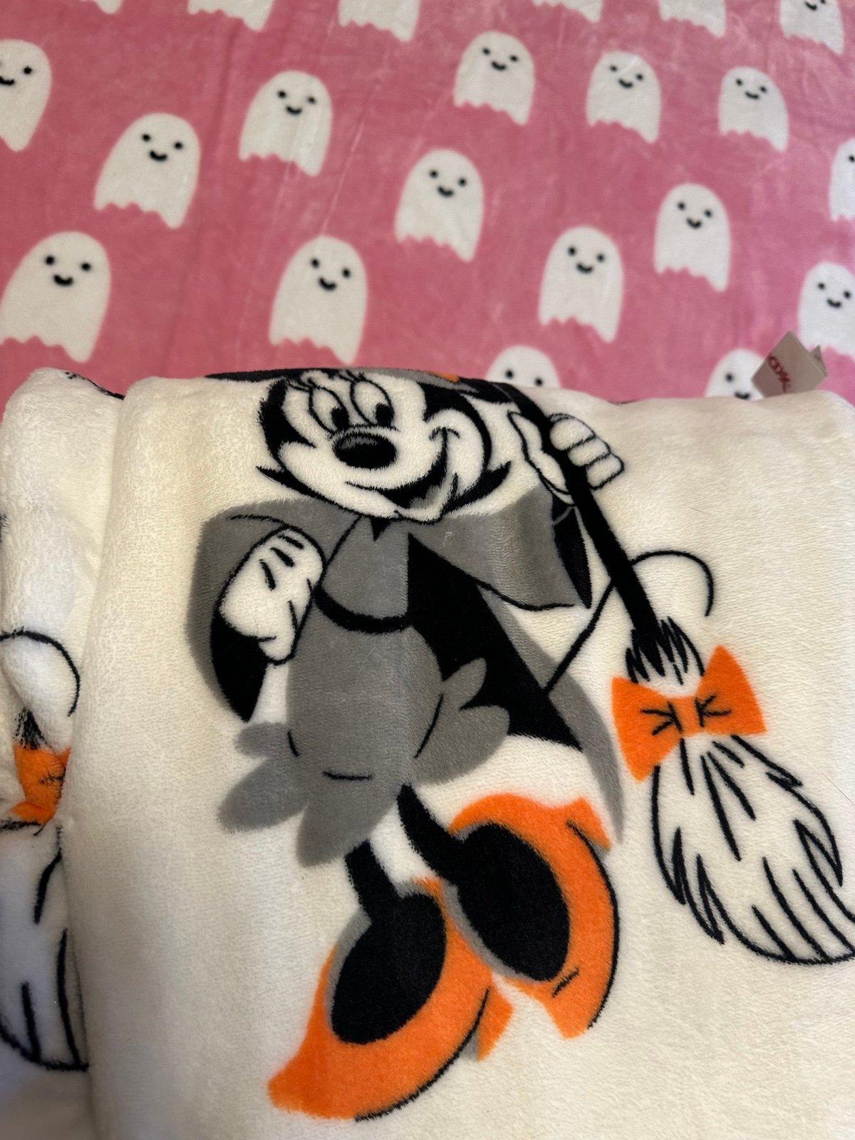 Disney blanket Minnie Halloween