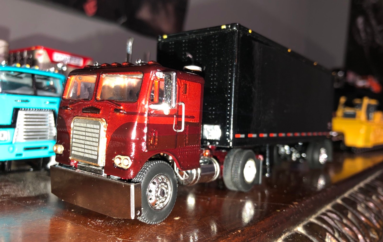 1/64 DCP Custom Freightliner  COE