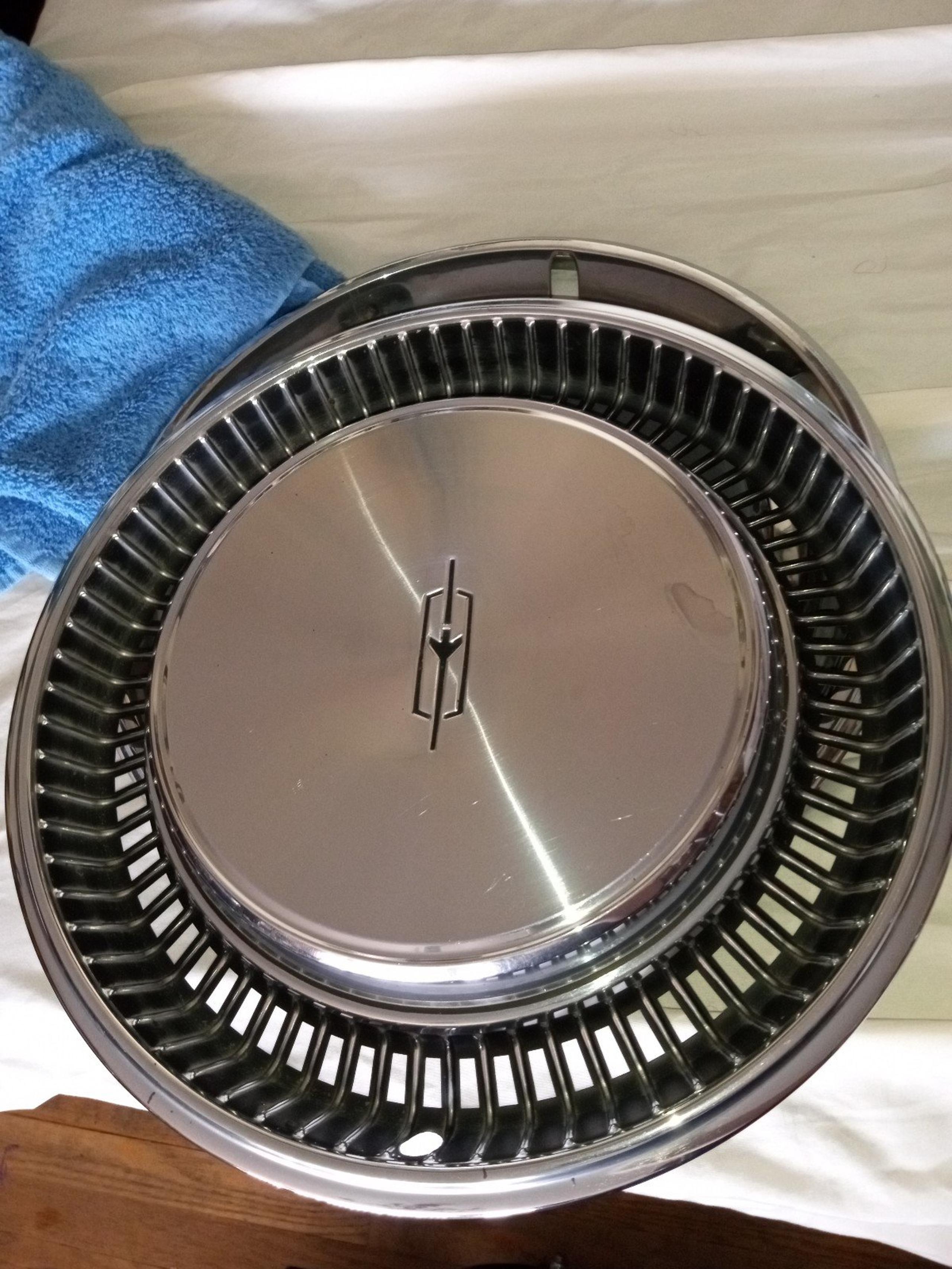 15" Oldsmobile Delta 88 hubcap