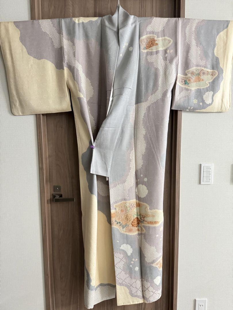 Visiting clothing with Suwato embroidery and tie-dye.