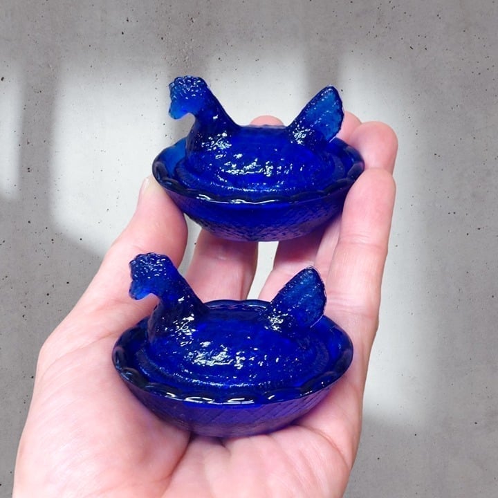 2 COBALT BLUE DEPRESSION STYLE GLASS MINI HEN ON NEST CHICKEN SALT DISH, Vintage