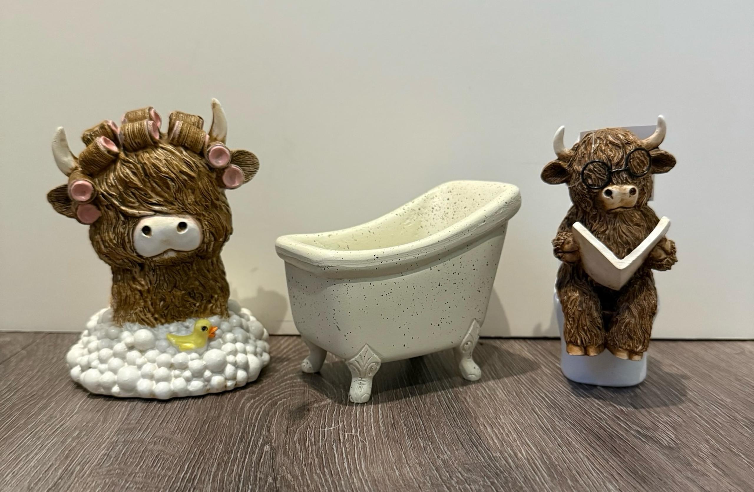 Adorable Highland Cow Figurine Set with Bathtub- NWT