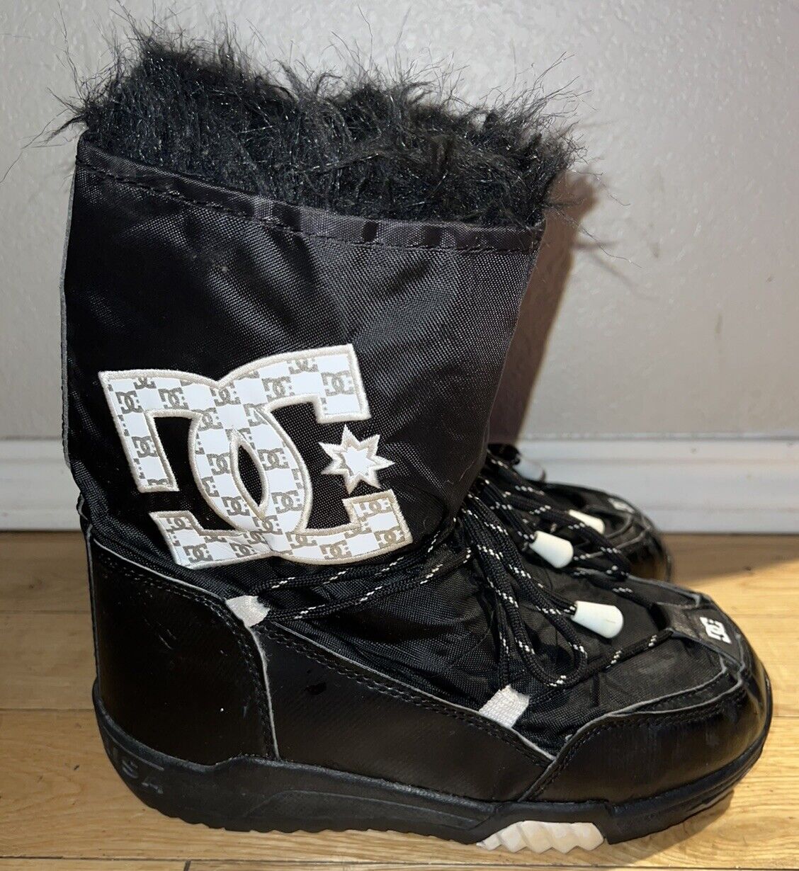 DC Black & White Winter Waterproof Faux Fur Lodge J Snow Boot Women Size 9