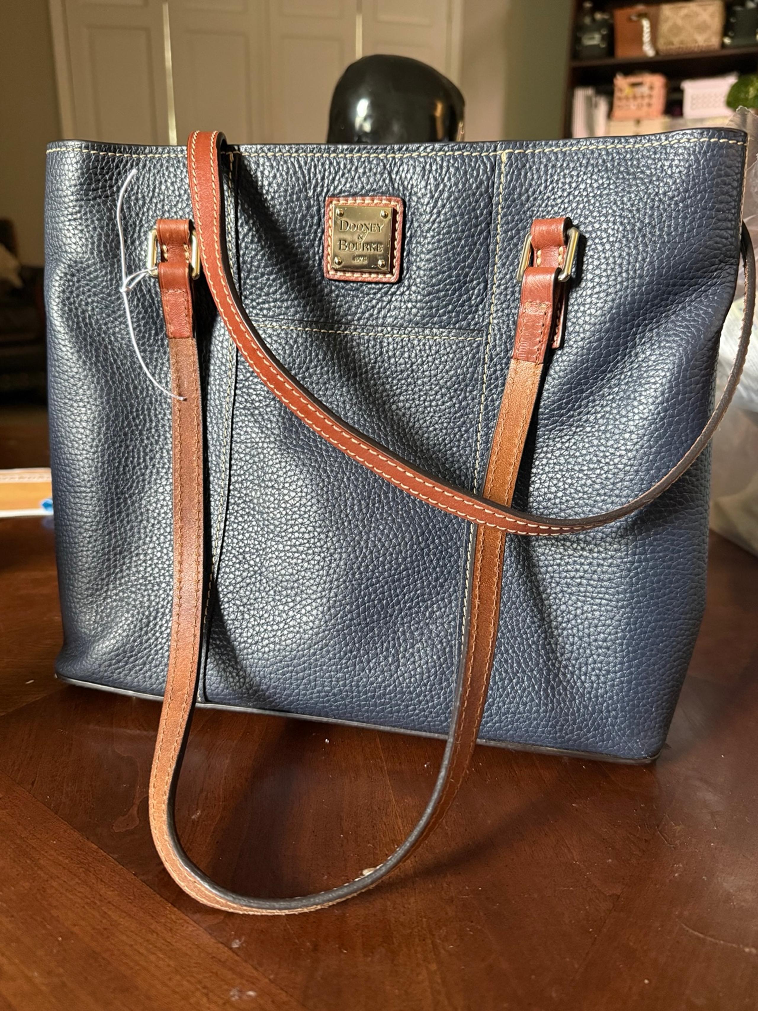 Dooney Bourke charlotte pebbled black leather hand bag with key hook