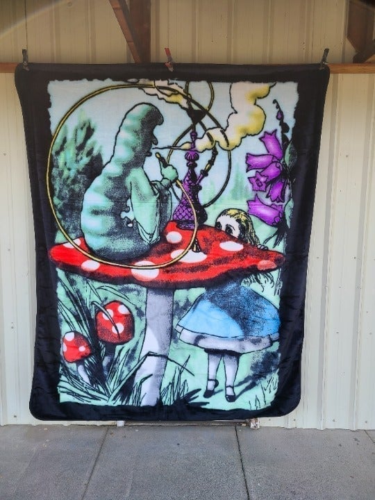 ALICE IN WONDERLAND MUSHROOM CATERPILLAR QUEEN SIZE BLANKET BEDSPREAD