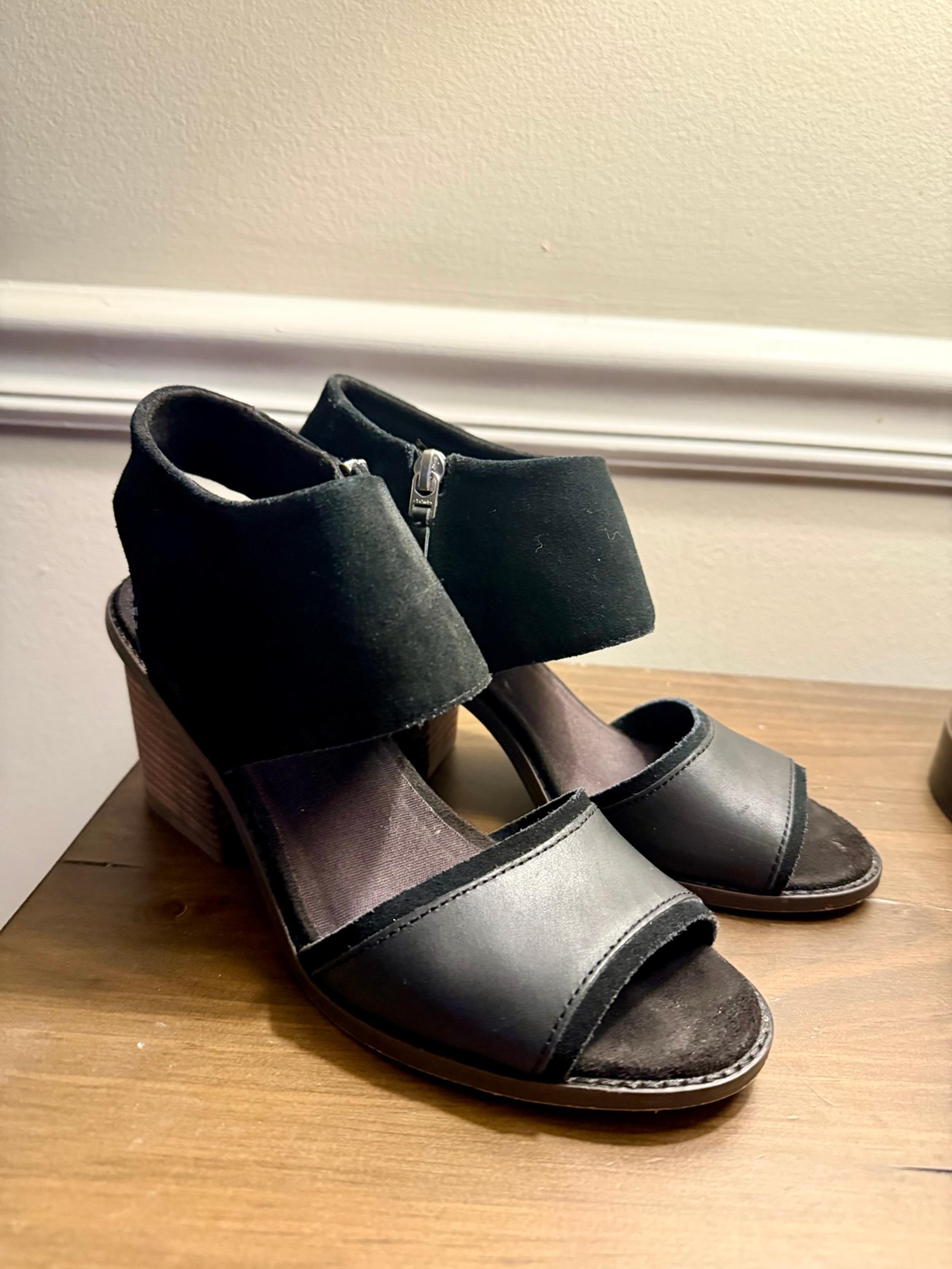 Toms sz 8 black leather/suede  open toe Majorca Heel Sandal heels