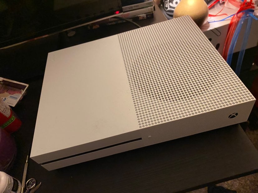 Xbox One S 1tb plus tv 42 inc