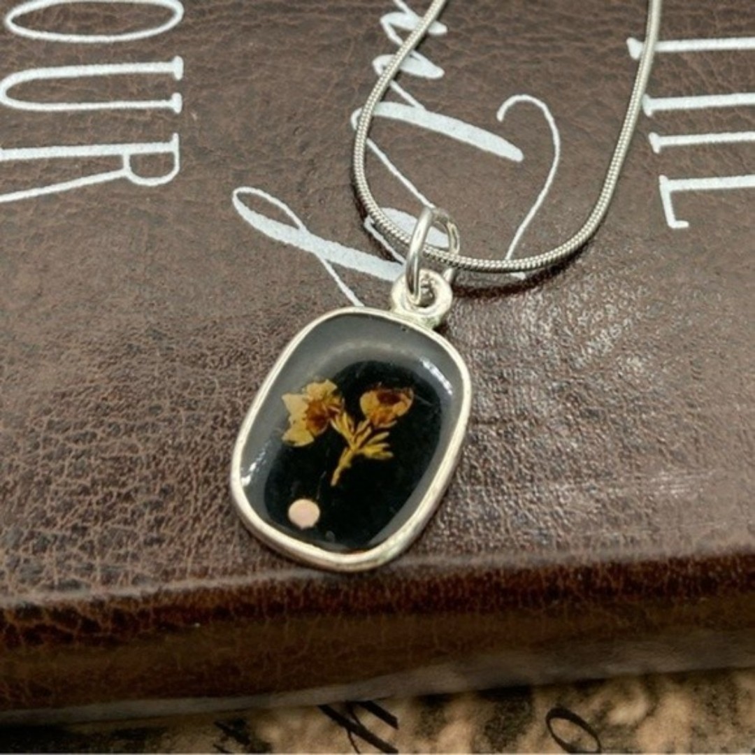 Vintage 1970s Dried Flower Black Square Pendant Necklace Stainless Steel 18 in