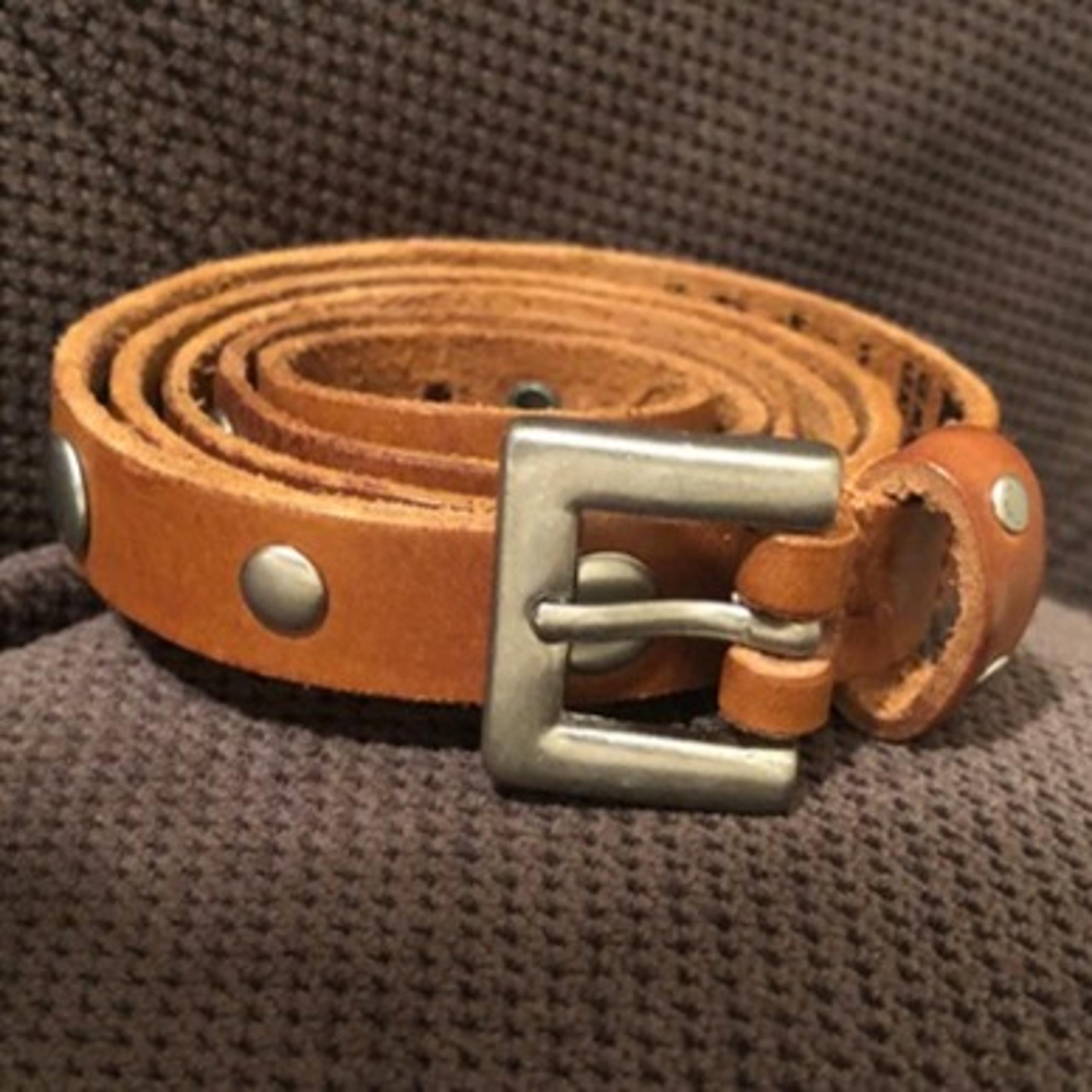 Gap Vintage Women's Tan Leather Belt With Studs (Size Medium) 2000 Great Condit.