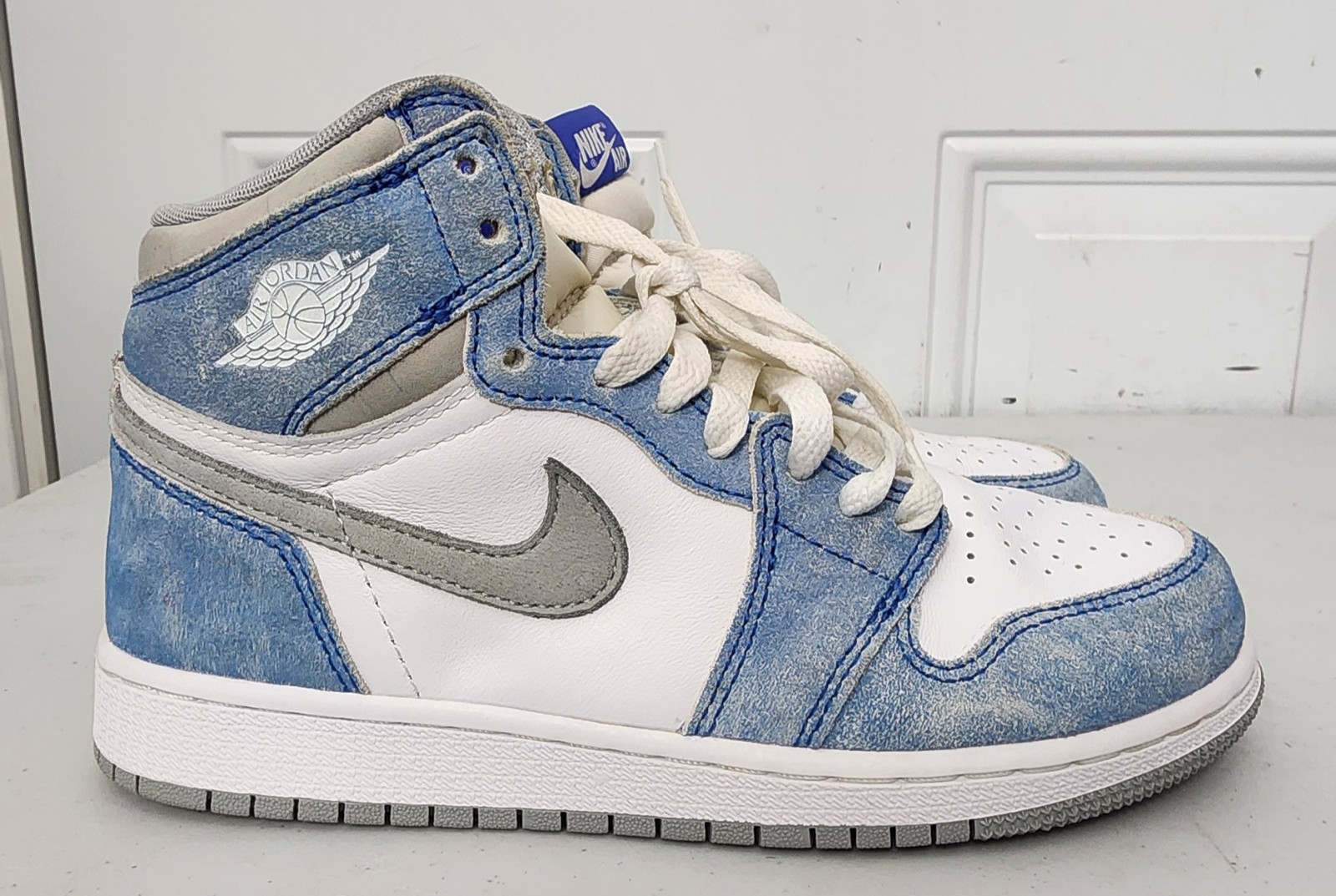 Nike Air Jordan 1 Retro High OG GS Hyper Royal Size 4Y