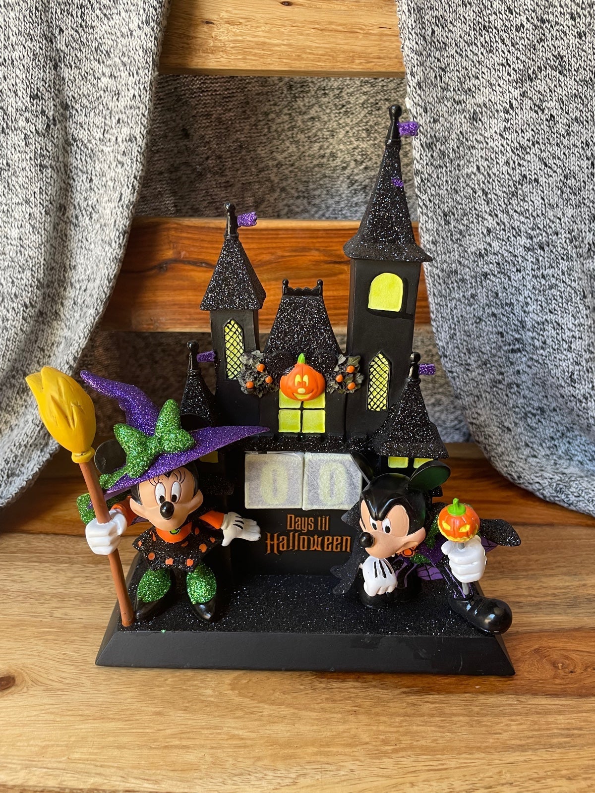 DisneyParks Halloween Countdown Calendar Mickey Vamp/Minnie Witch Figurines