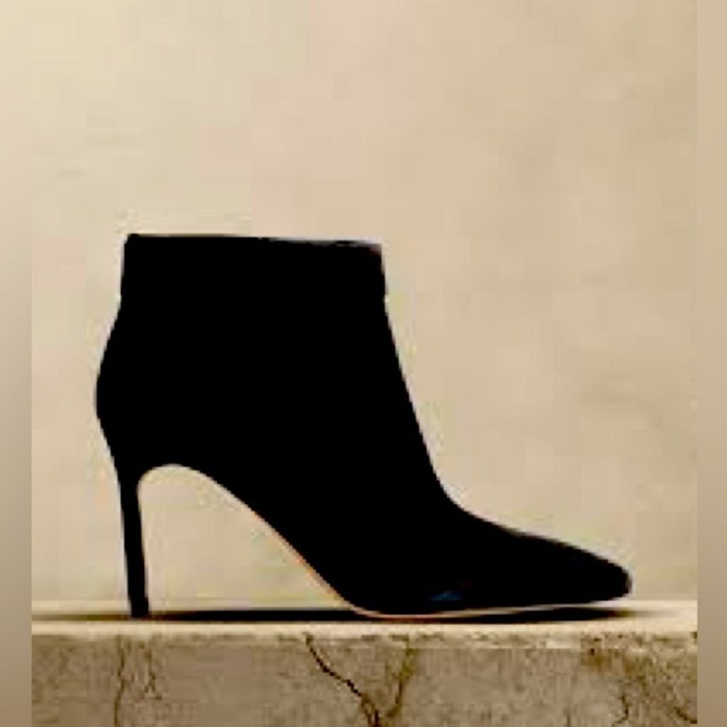 Banana Republic TORRI BLACK SUEDE ANKLE BOOT. SIZE 9